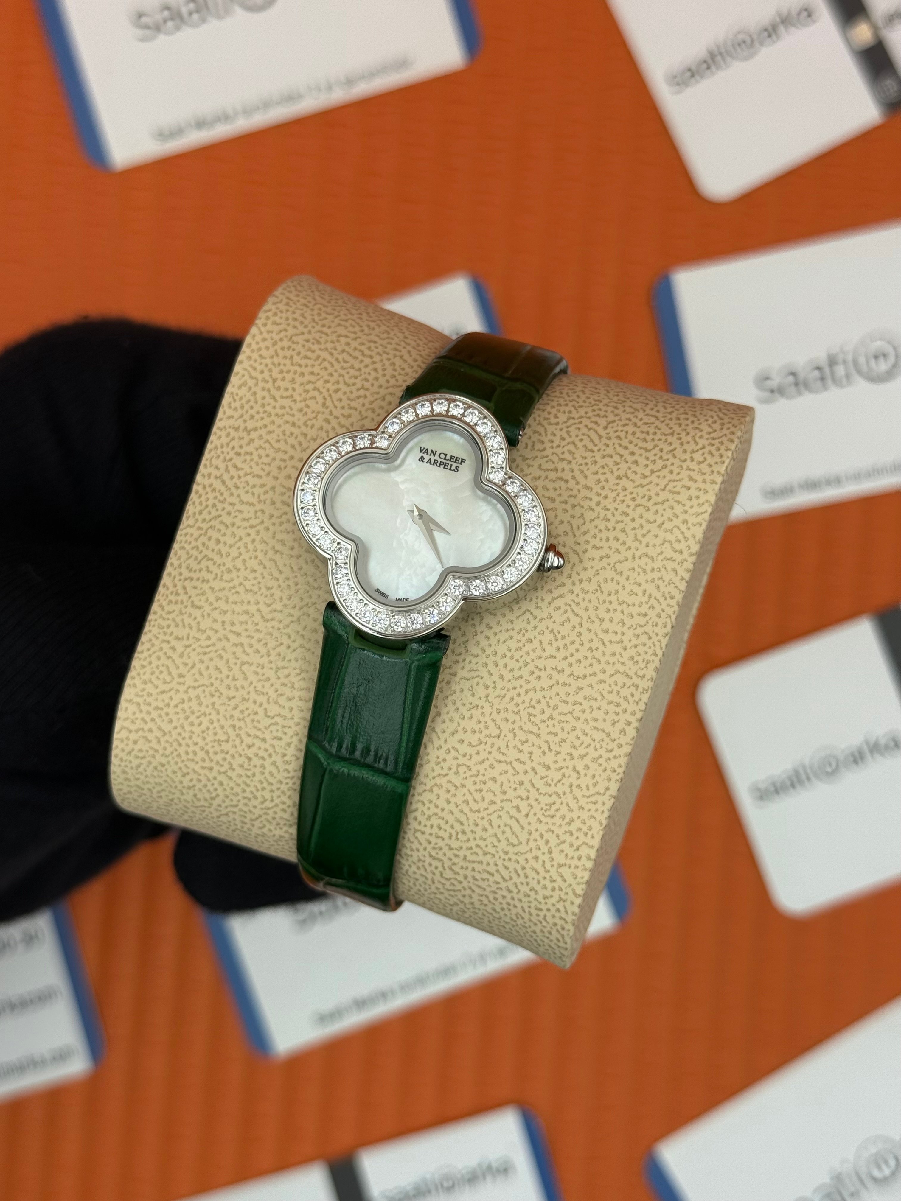 VAN CLEEF beyaz kadran taşlı bezel yeşil deri kordon kadın kol saati