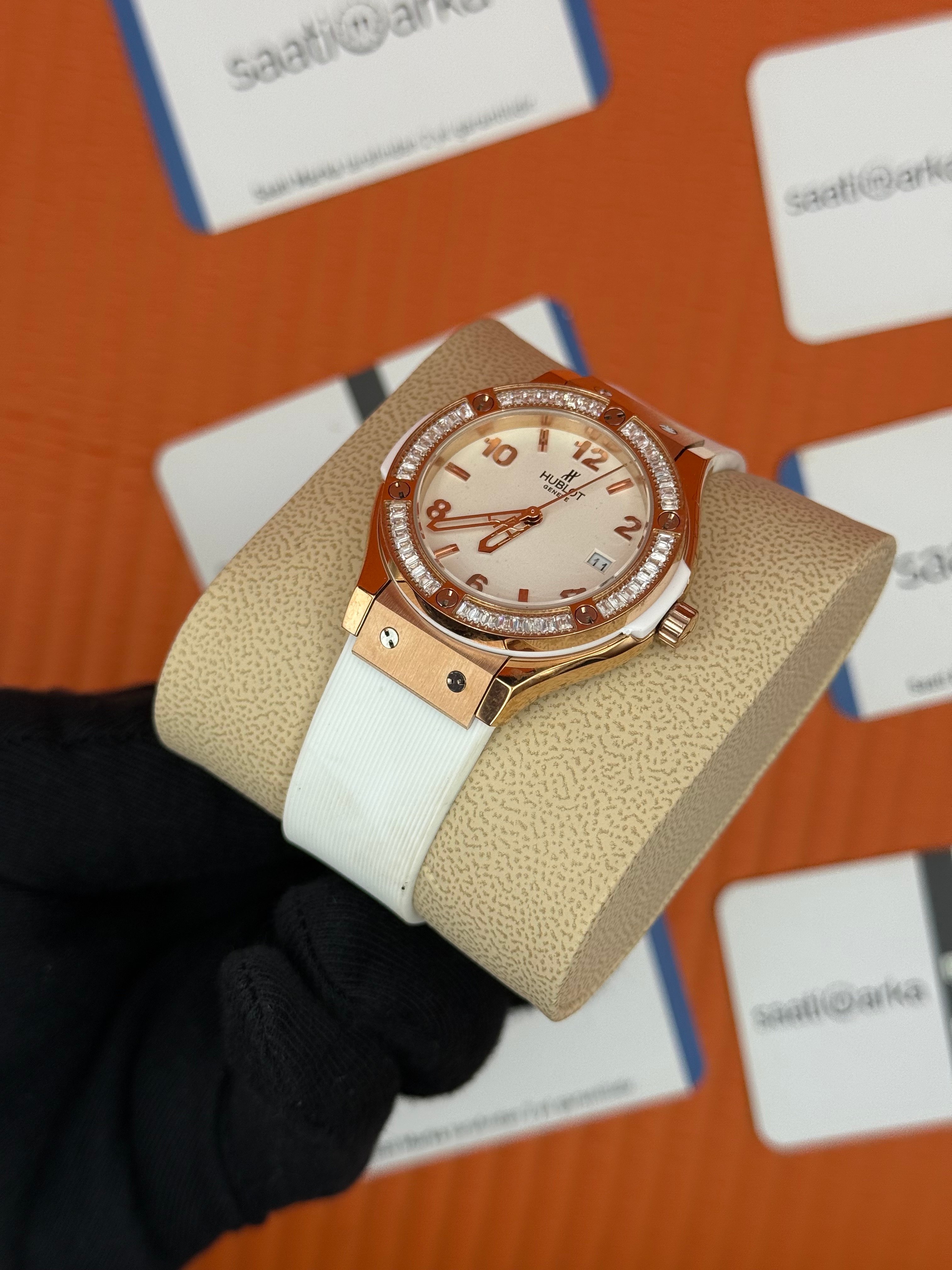 HUBLOT taşlı bezel beyaz kadran rose kasa beyaz kauçuk kordon kadın kol saati