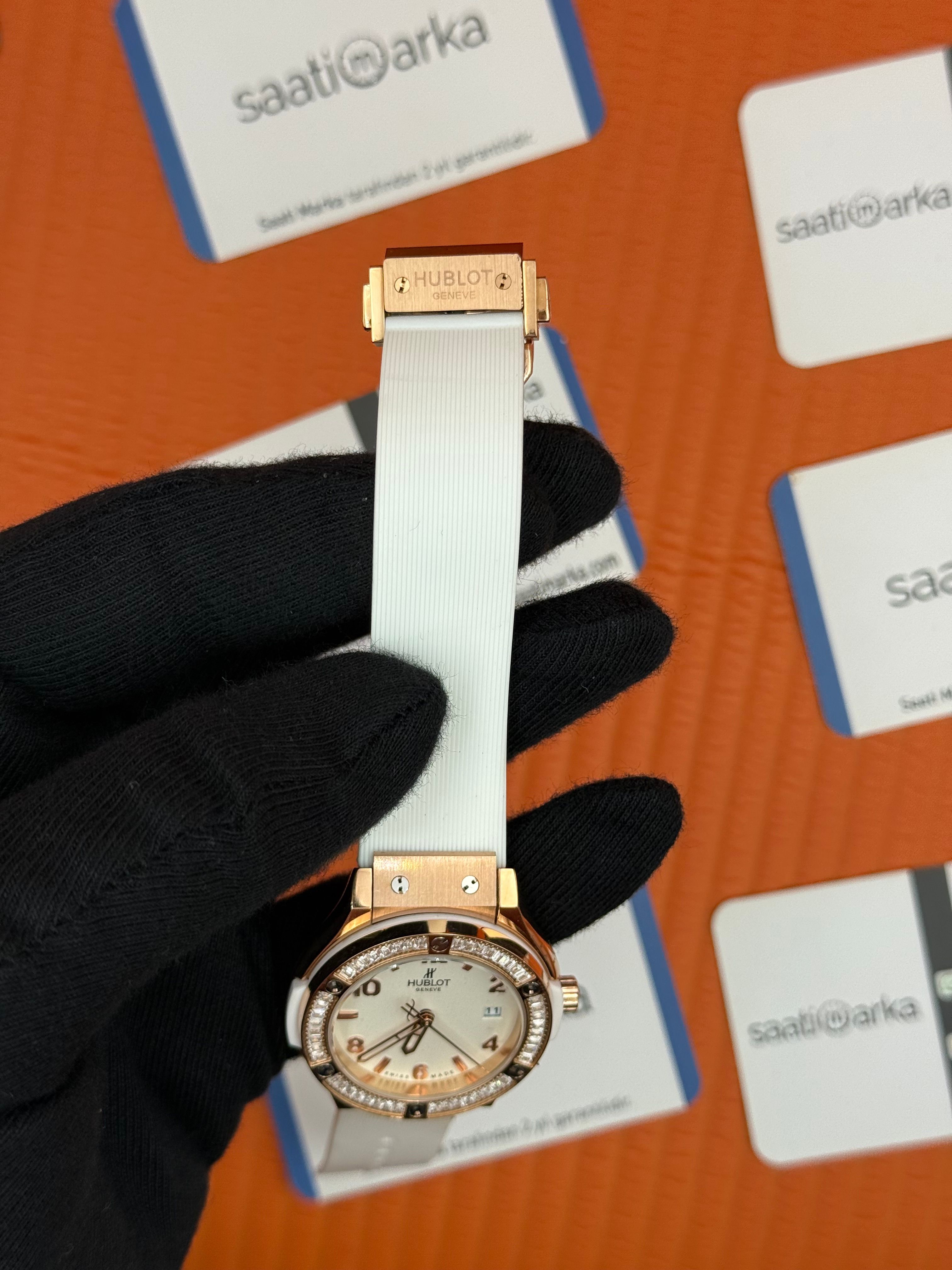 HUBLOT taşlı bezel beyaz kadran rose kasa beyaz kauçuk kordon kadın kol saati