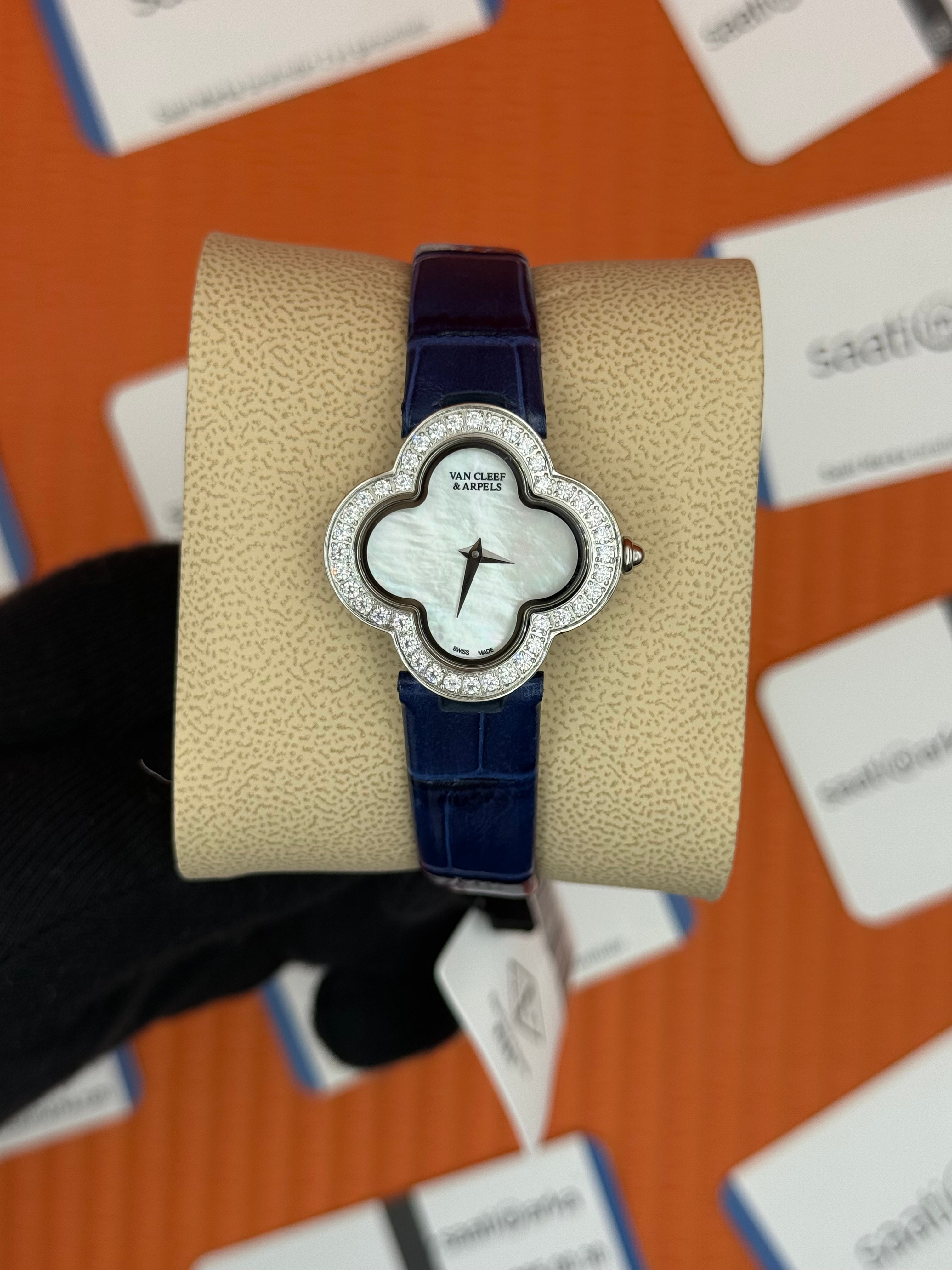 VAN CLEEF beyaz kadran lacivert deri kordon silver kasa taşlı bezel kadın kol saati