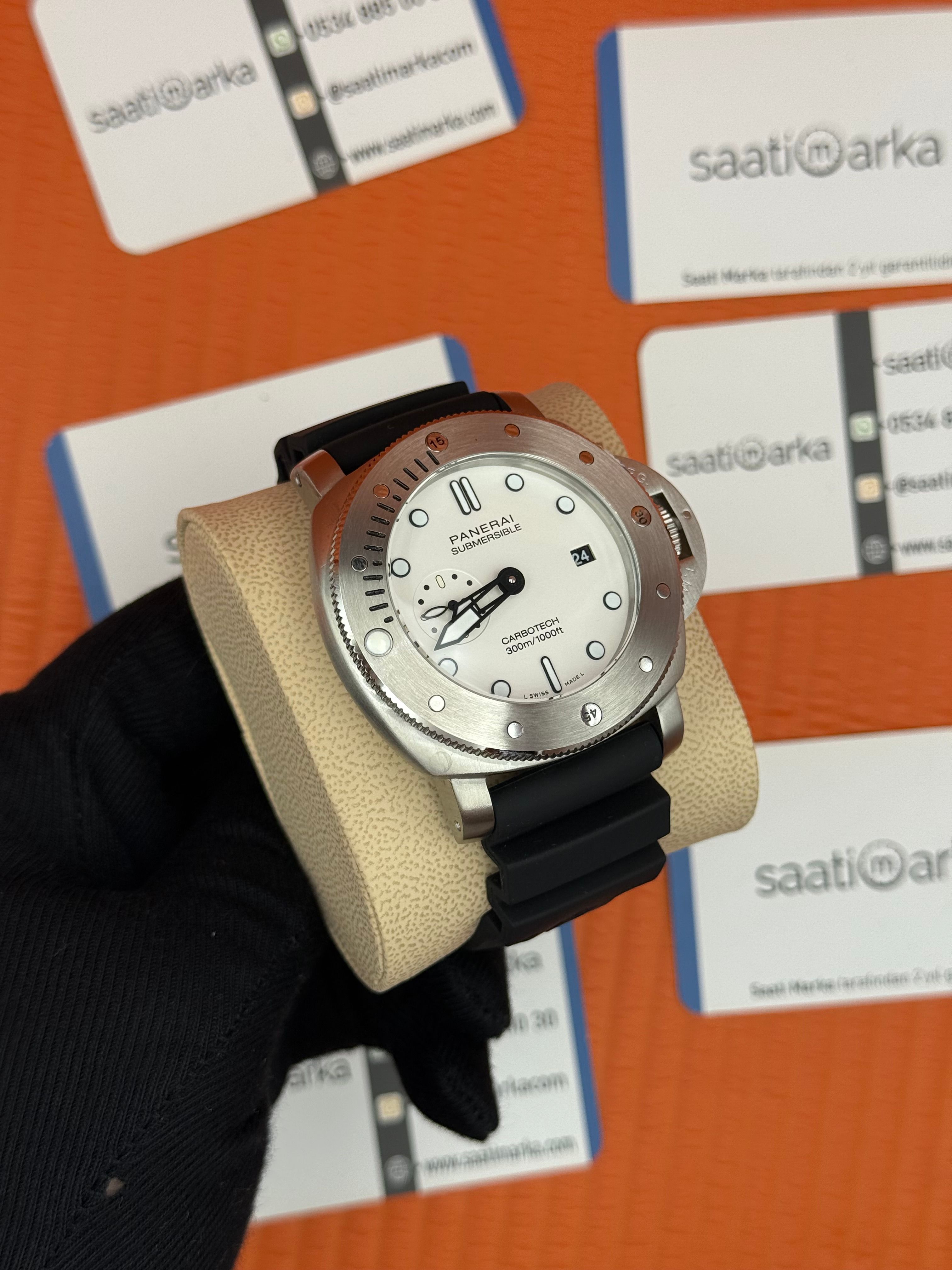 PANERAI submerisible carbotec 300m siyah kauçuk kordon beyaz kadran silver kasa 