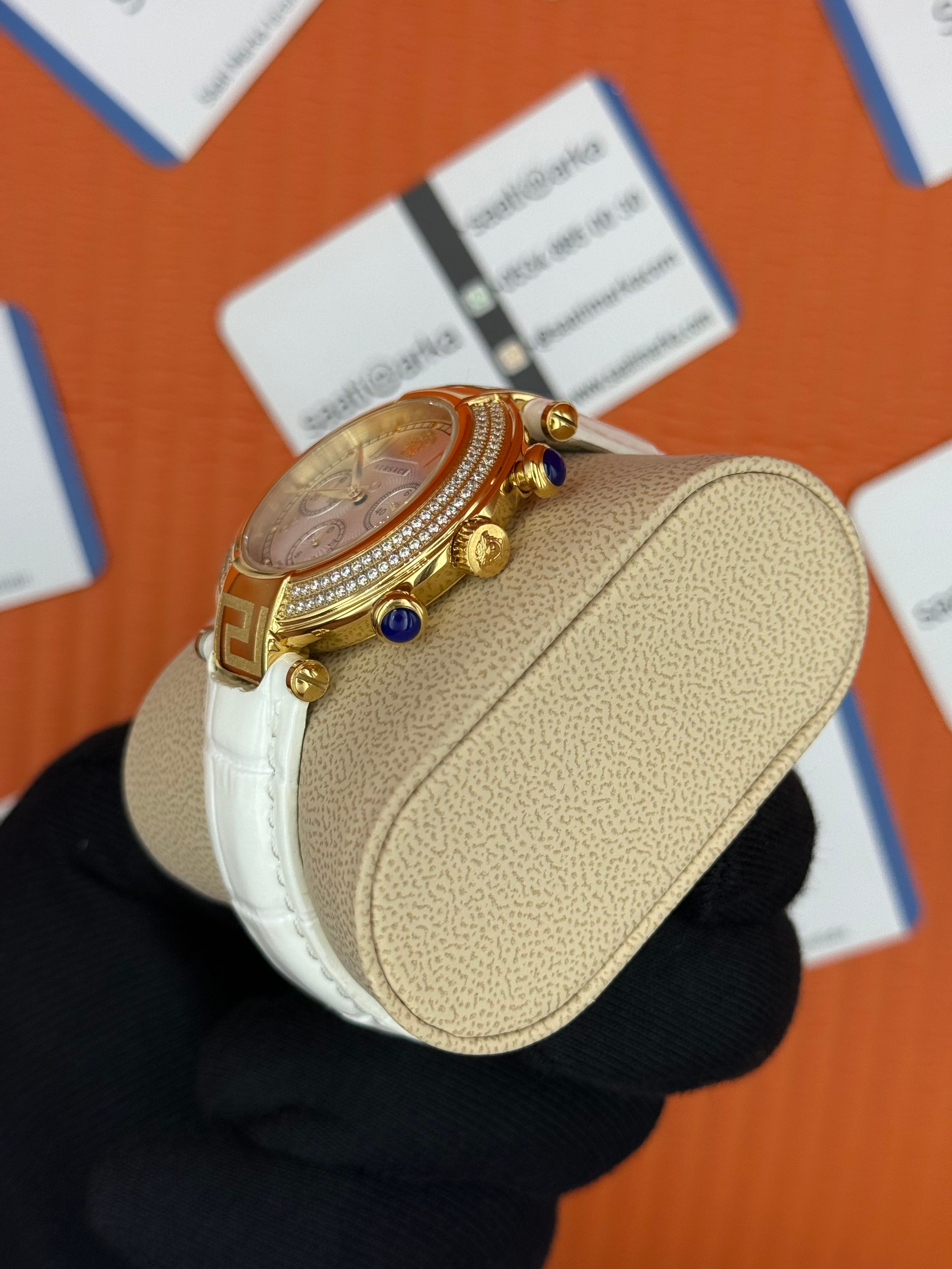 VERSACE taşlı bezel beyaz kadran beyaz deri kordon gold kasa kadın kol saati