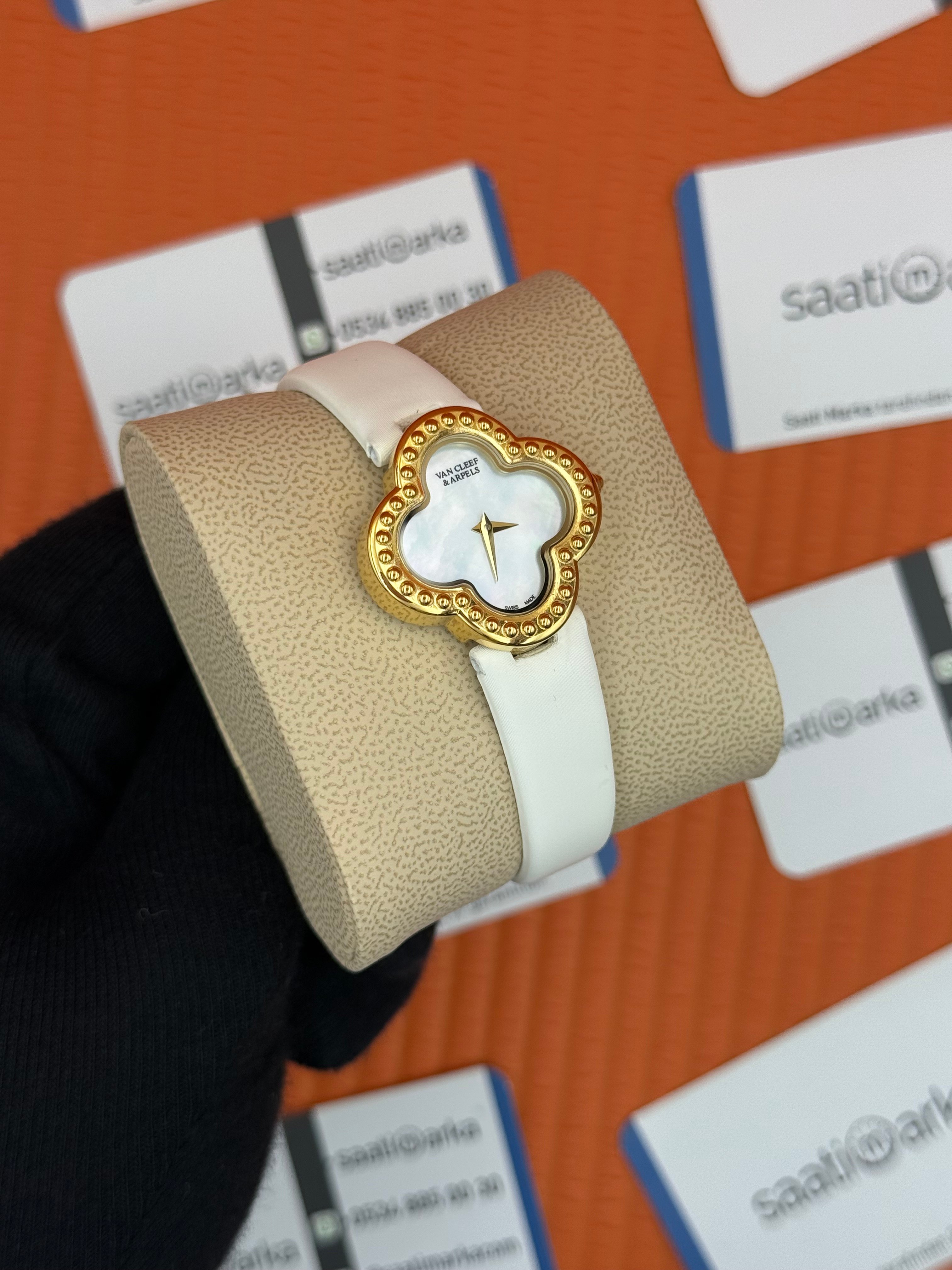 VAN CLEEF beyaz kadran beyaz deri kordon gold kasa bezel kadın kol saati