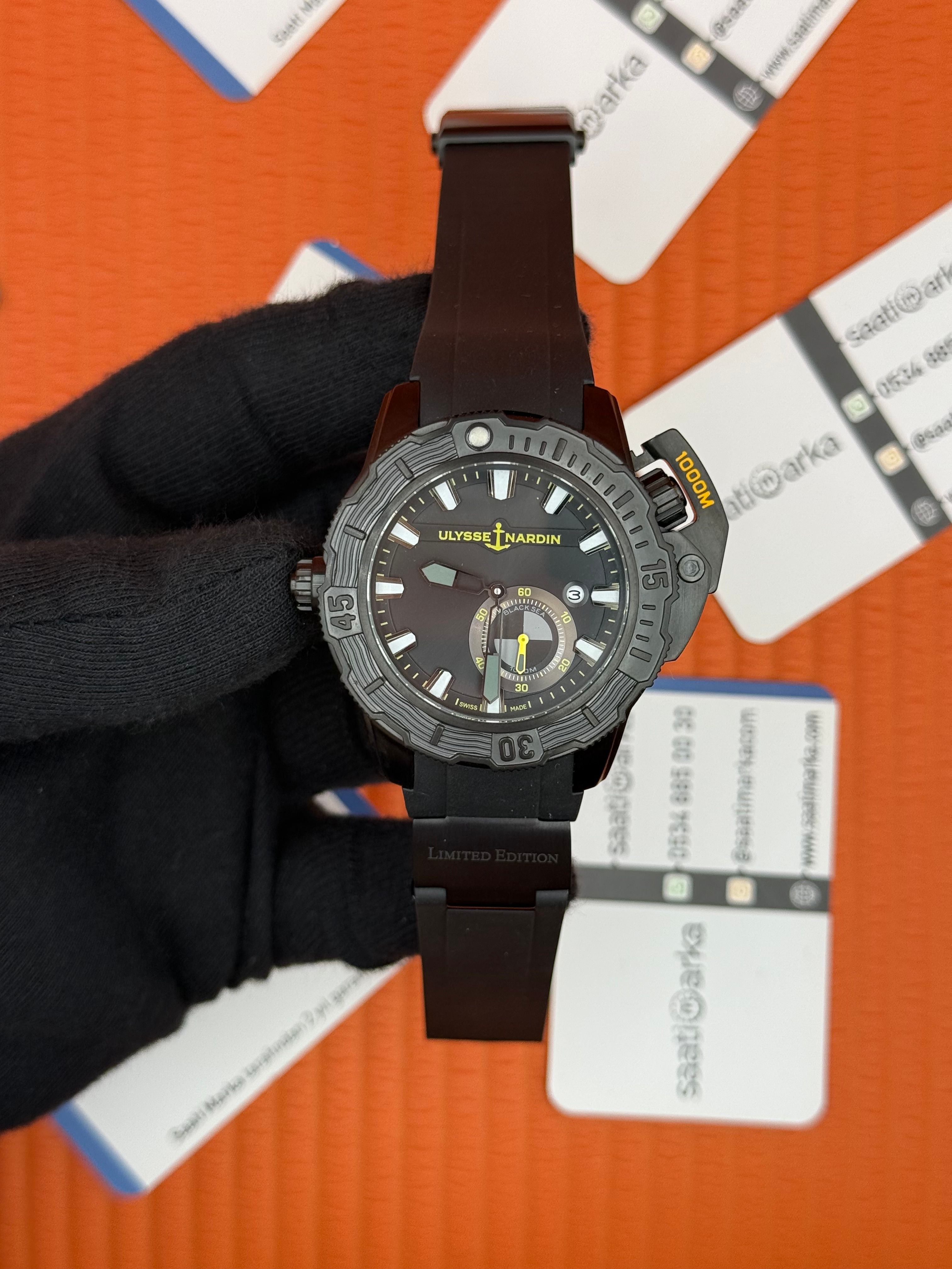 ULYSSE NARDİN CHRONOMETER SİYAH KADRAN SARI DETAYLI SİYAH KORDON KASA