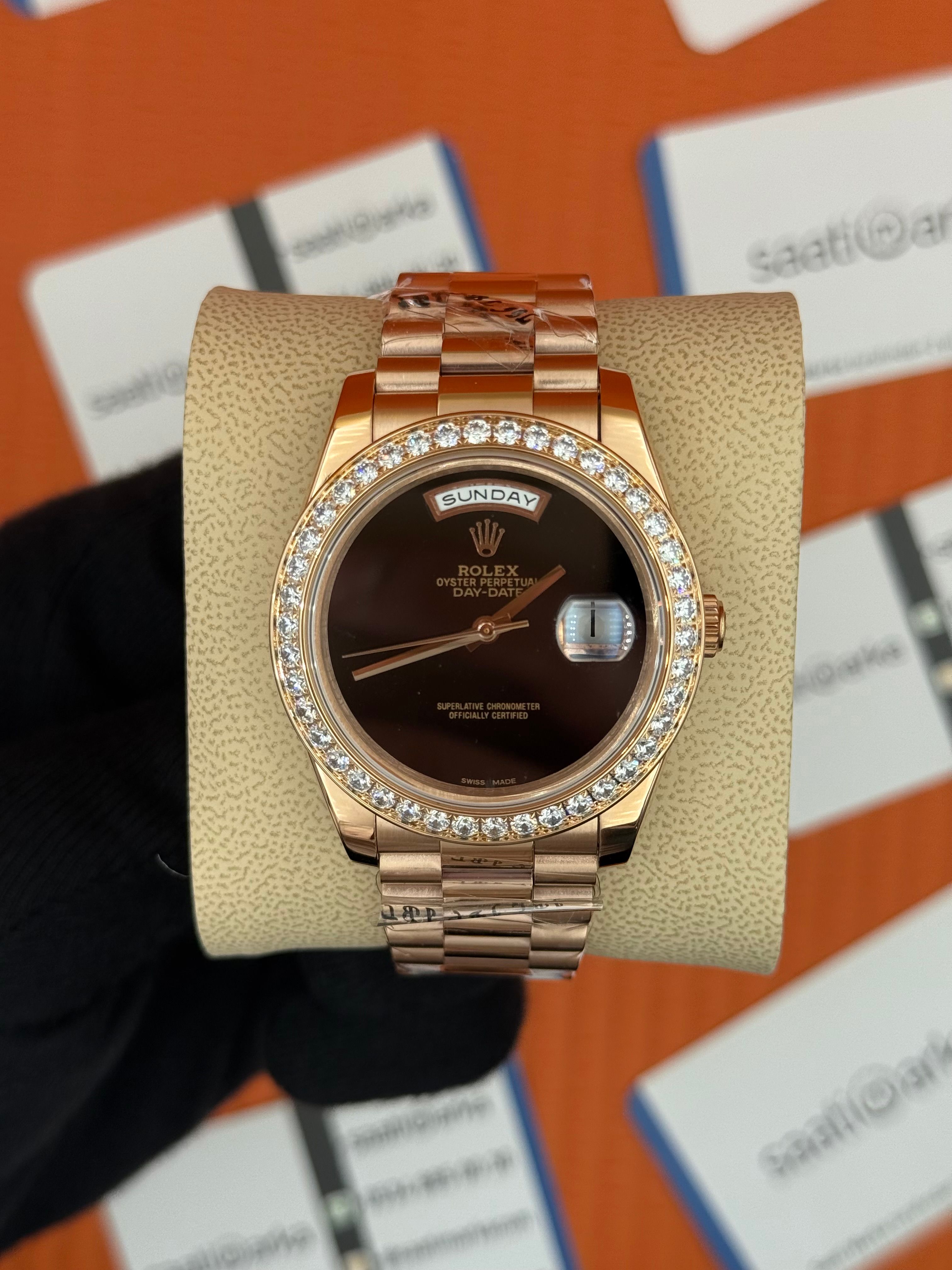 rolex Day Date taşlı bezel siyah kadran rose kasa-kordon oyster