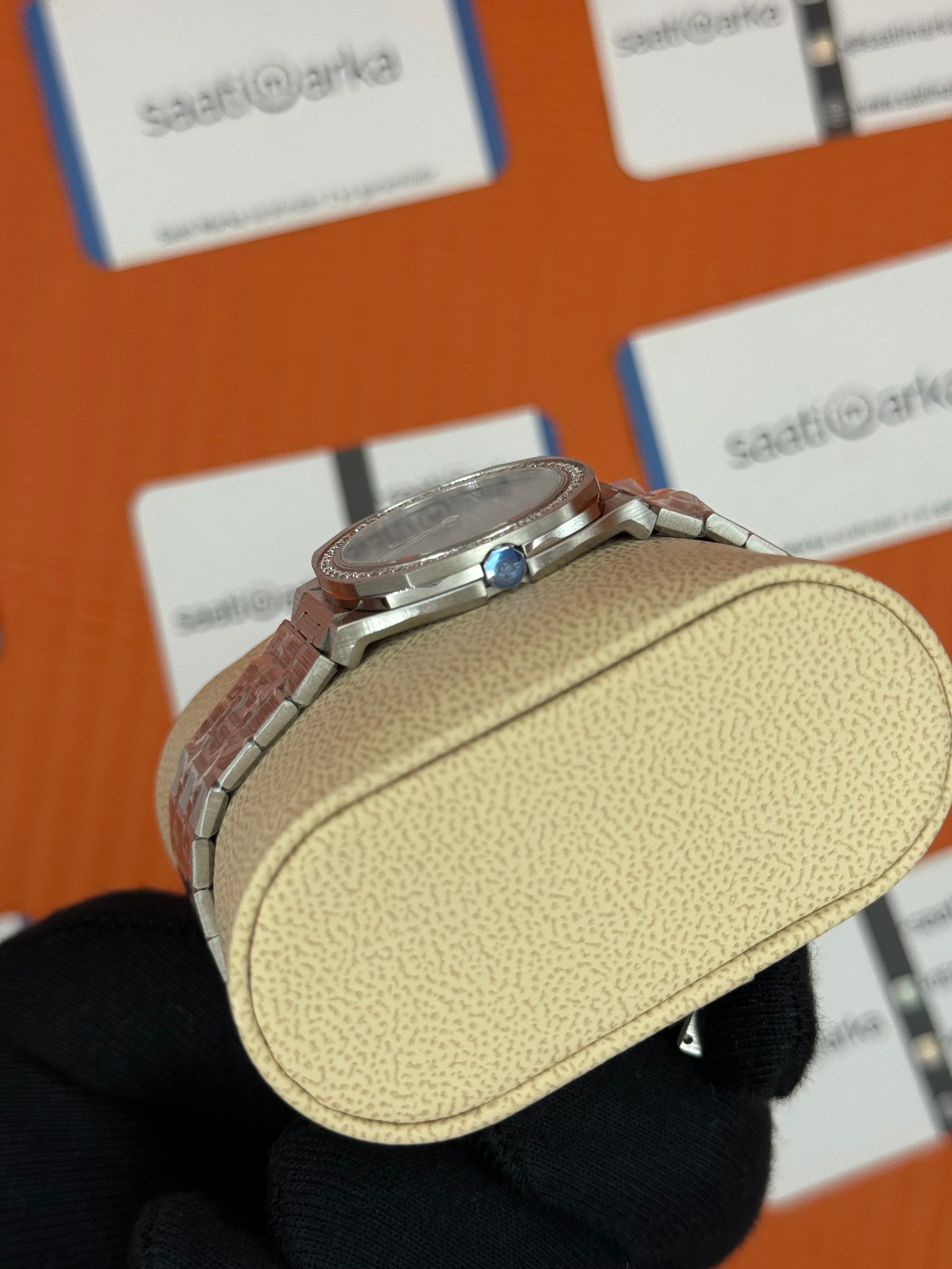 GUCCI siyah kadran taşlı bezel silver kasa kordon kadın kol saati