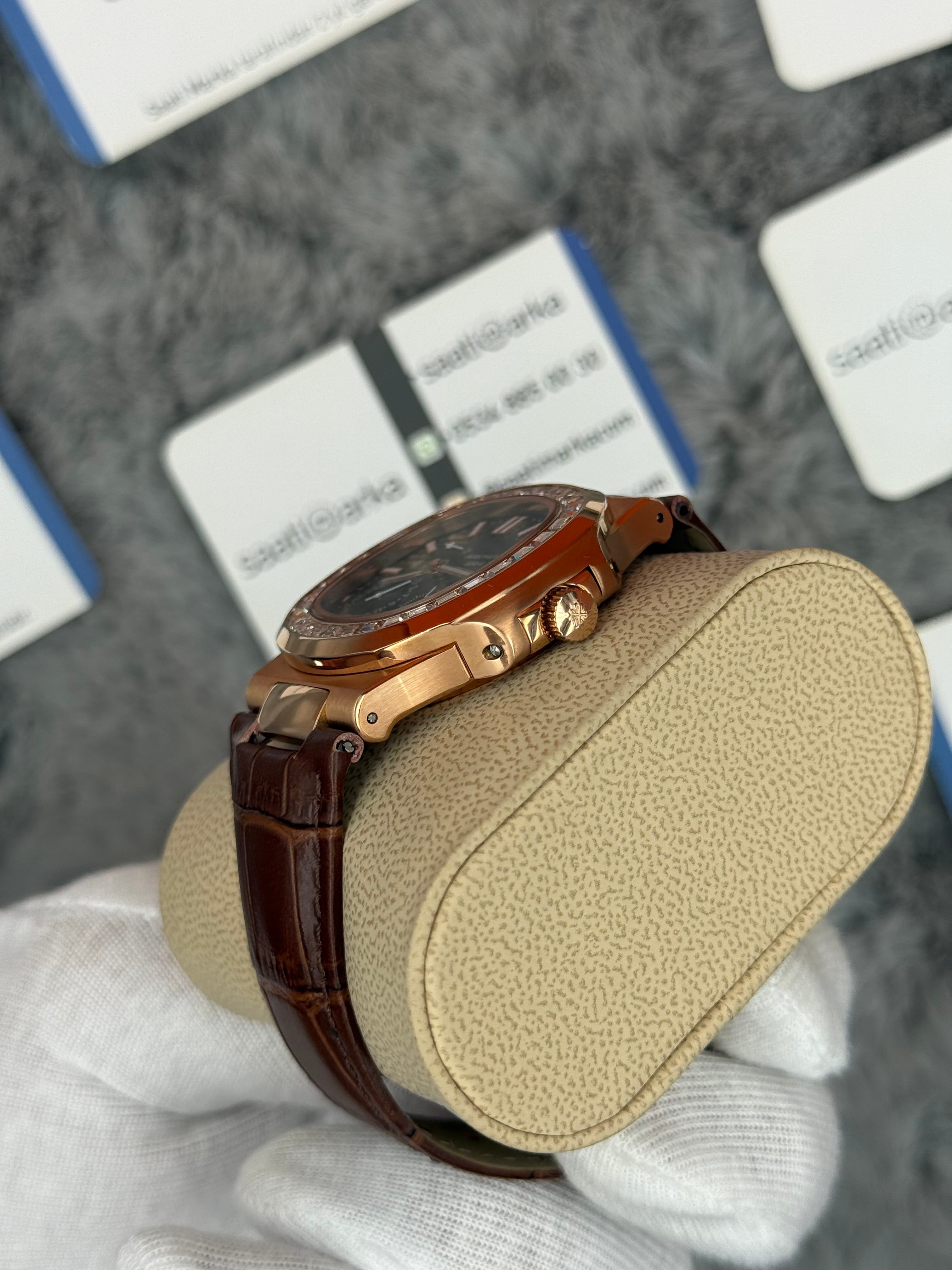 PATEK PHİLİPPE nautilus moontphase 5712 taşlı bezel kahverengi kadran kahverengi deri korodon 40mm erkek kol saati