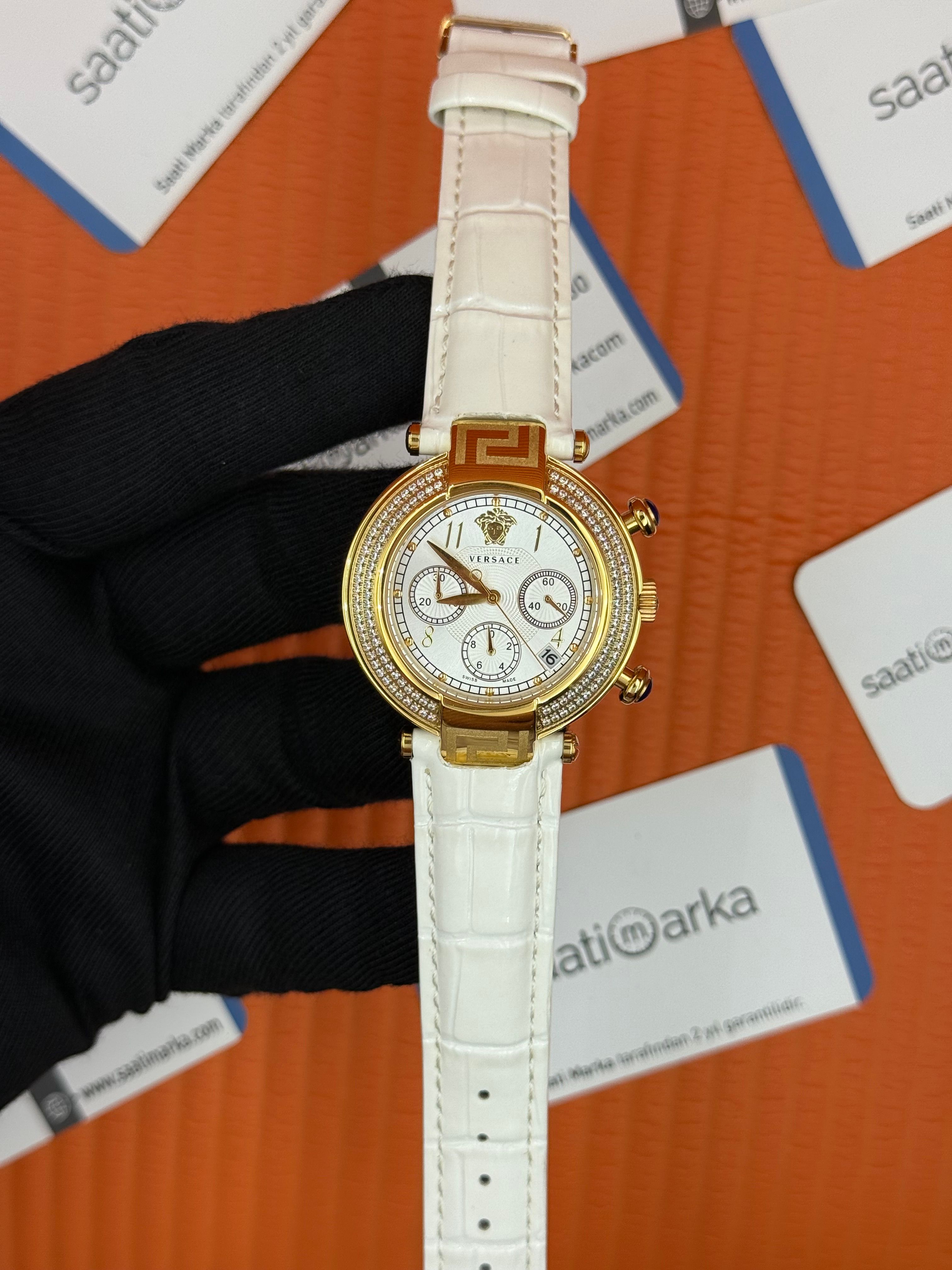 VERSACE taşlı bezel beyaz kadran beyaz deri kordon gold kasa kadın kol saati