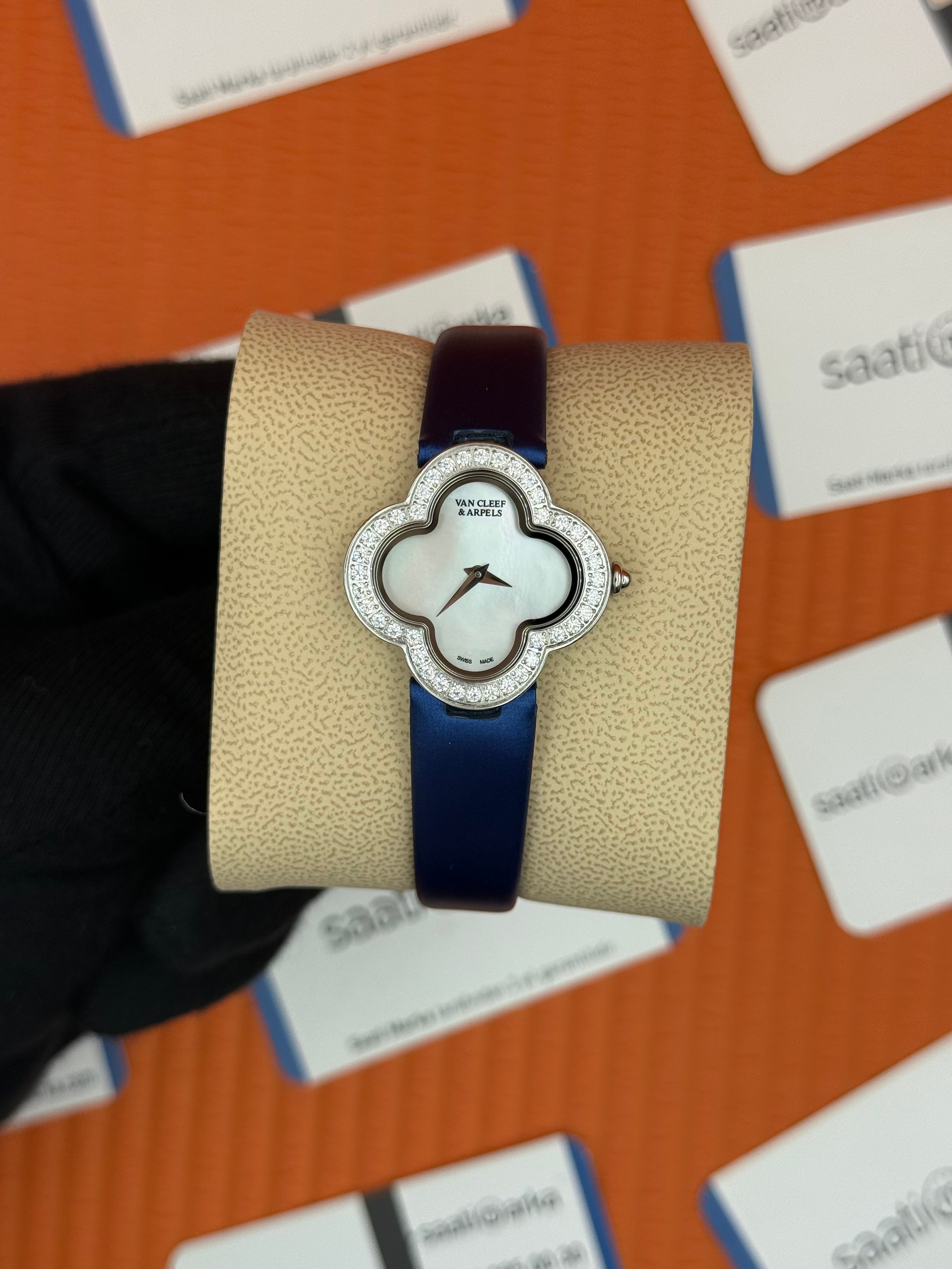 VAN CLEEF beyaz kadran mavi deri kordon silver kasa taşlı bezel kadın kol saati
