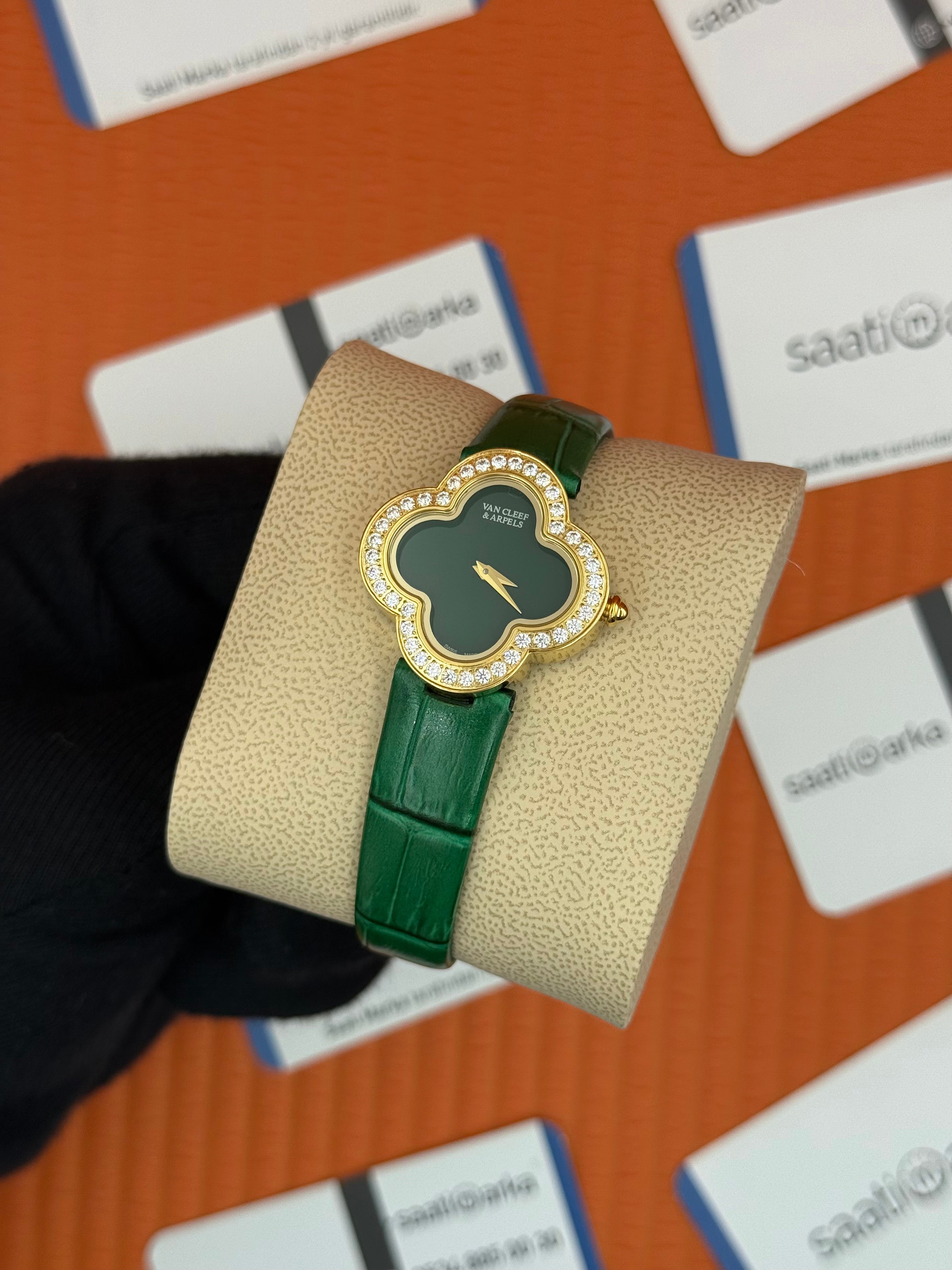 VAN CLEEF yeşil kadran yeşil deri kordon gold kasa taşlı bezel kadın kol saati