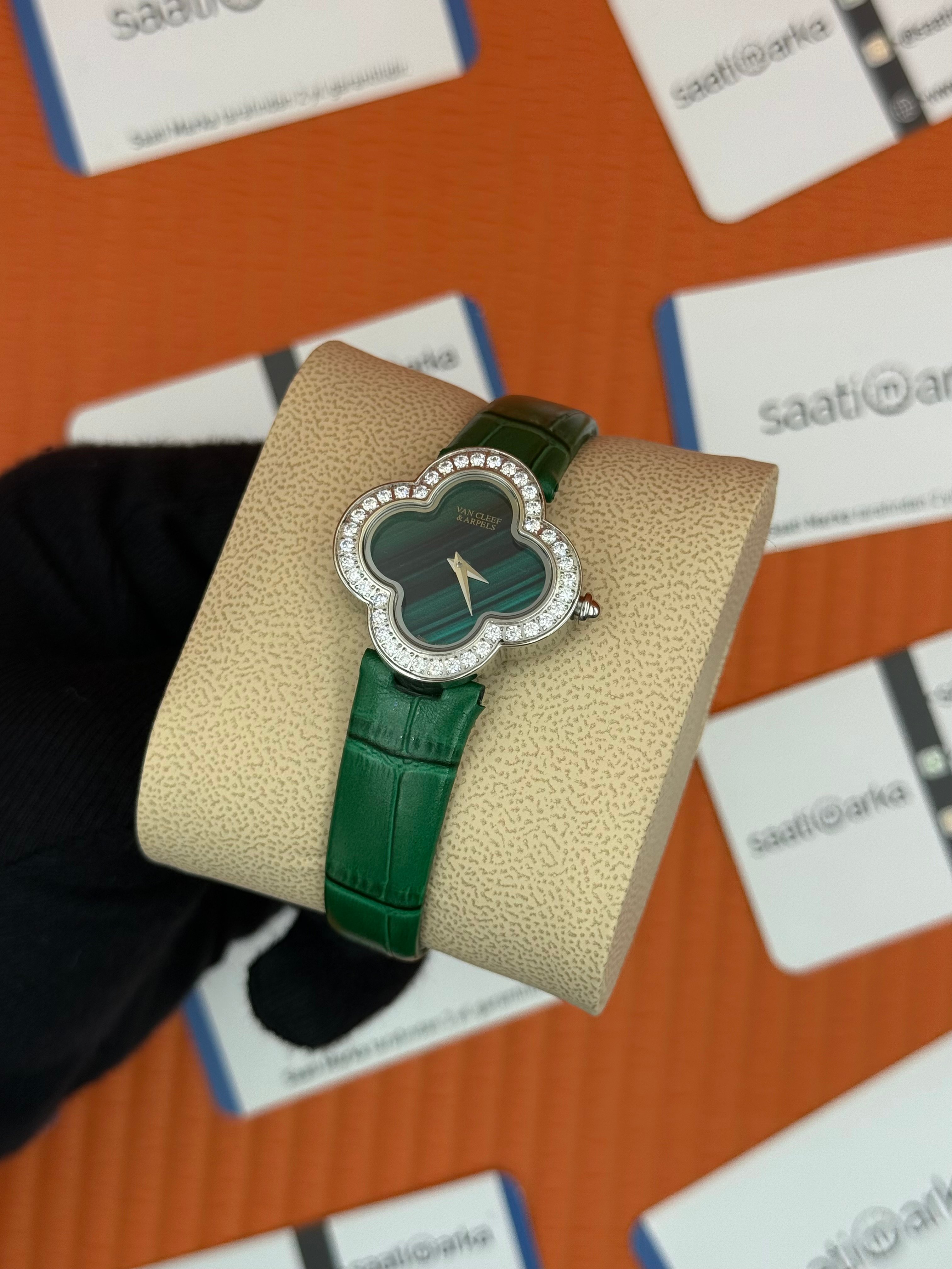VAN CLEEF YEŞİL SİYAH KADRAN YEŞİL DERİ KORDON TAŞLI BEZEL KADIN KOL SAATİ