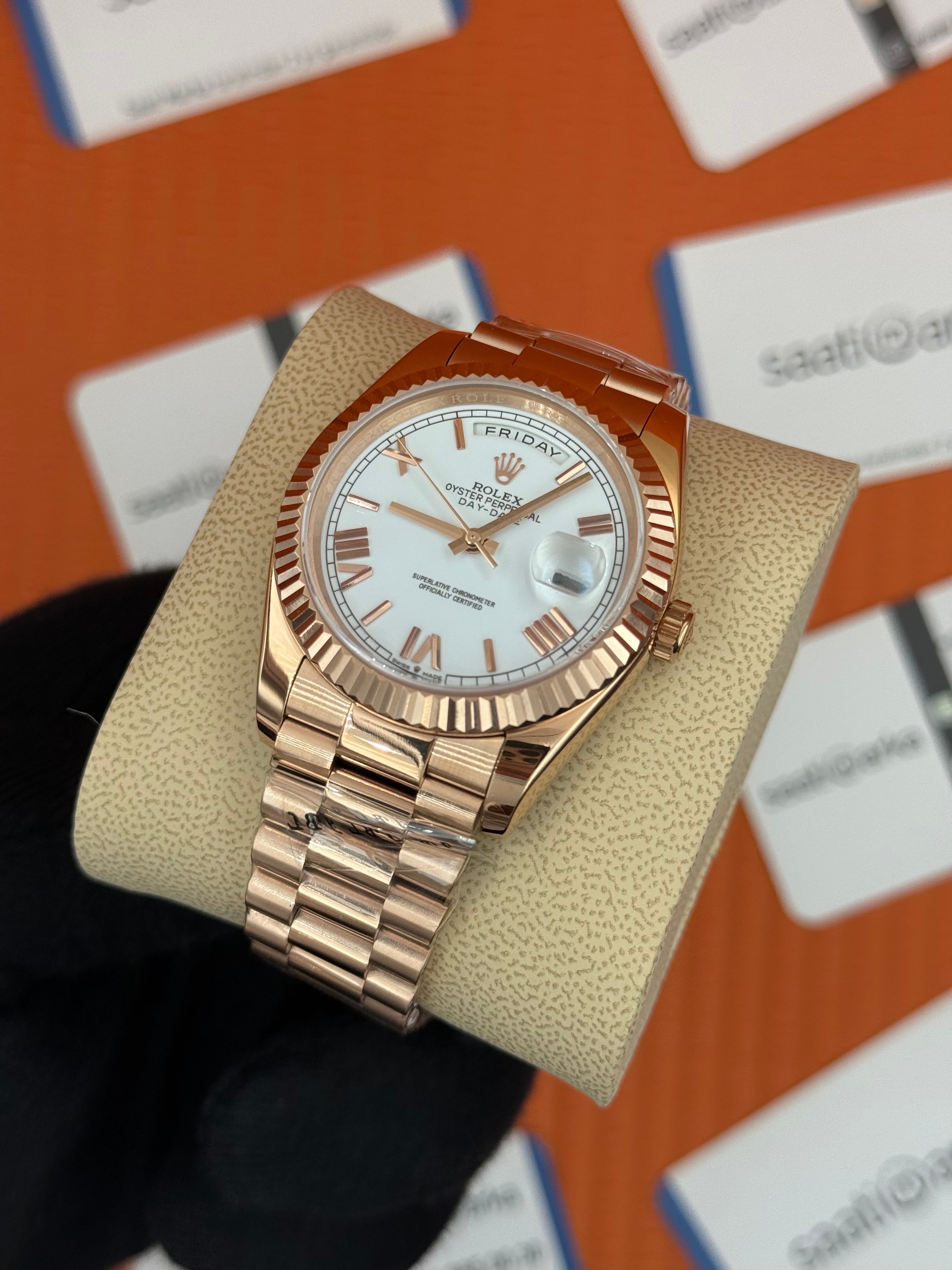 ROLEX Day Date roma rakamlı beyaz kadran rose kasa-kordon oyster
