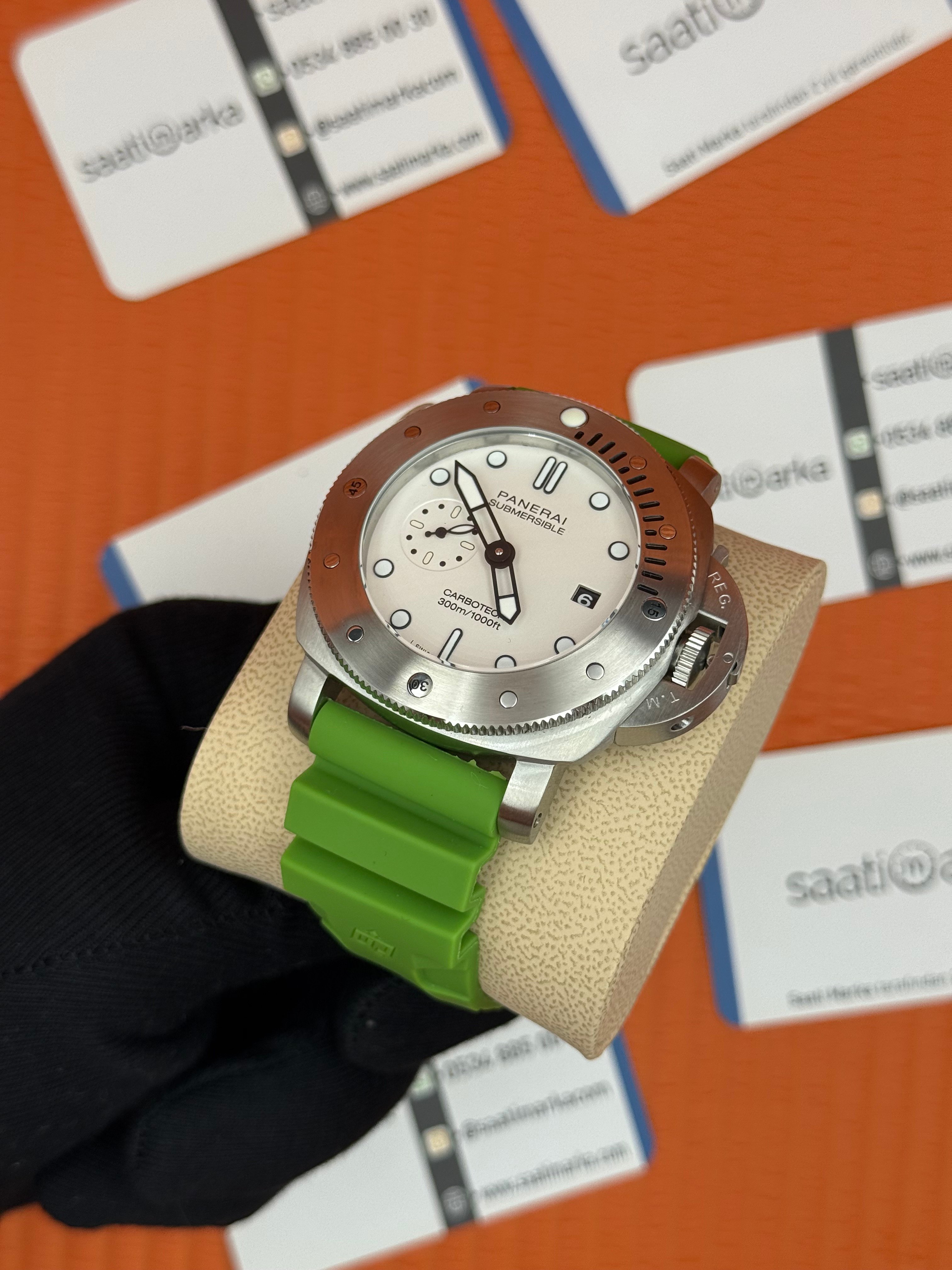 PANERAI submersible carbotec yeşil kauçuk kordon beyaz kadran silver kasa 