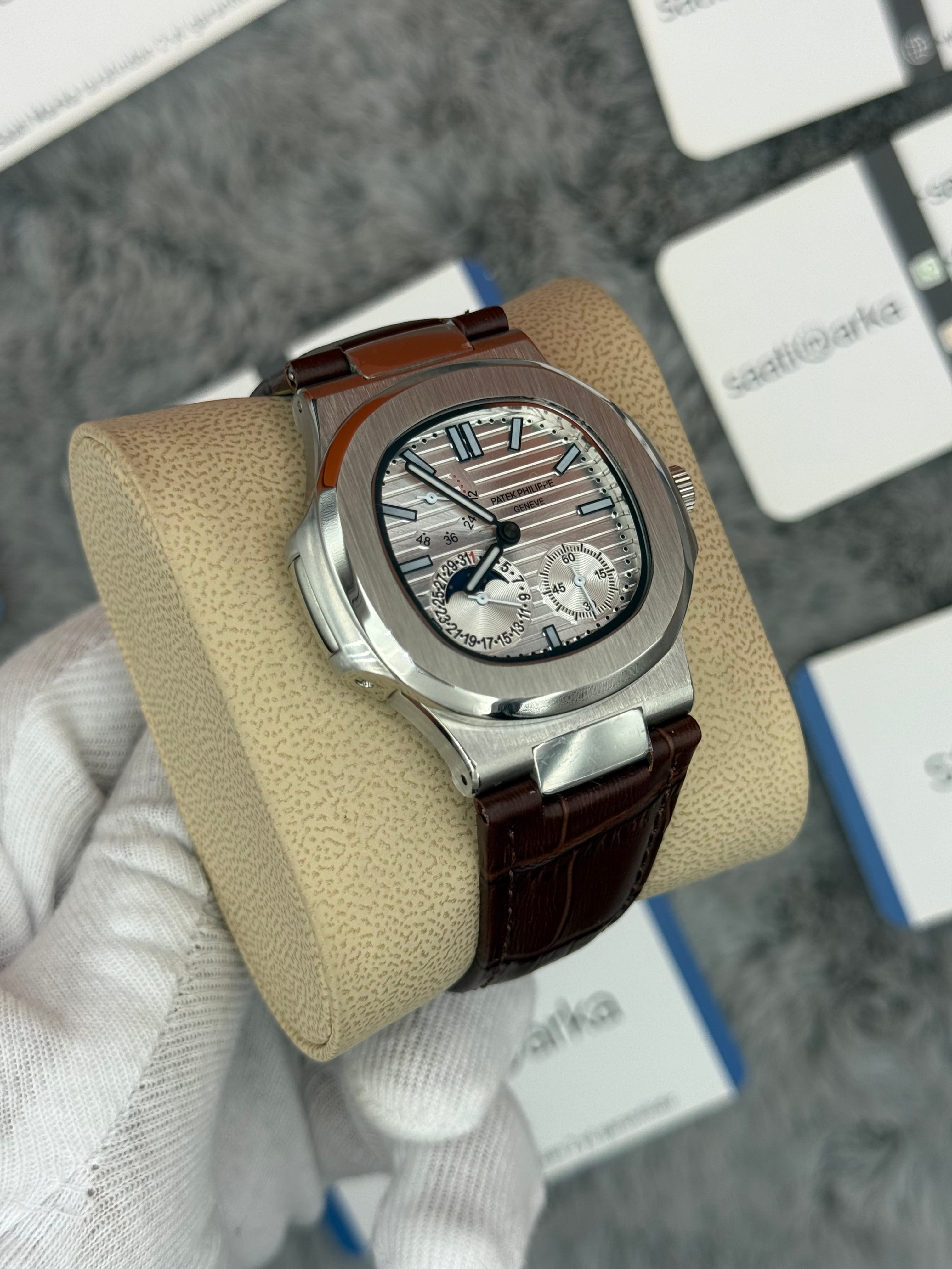 PATEK PHİLİPPE nautiilus moontphase 5712 beyaz kadran kahverengi deri kordon silver kasa 40mm erkek kol saati