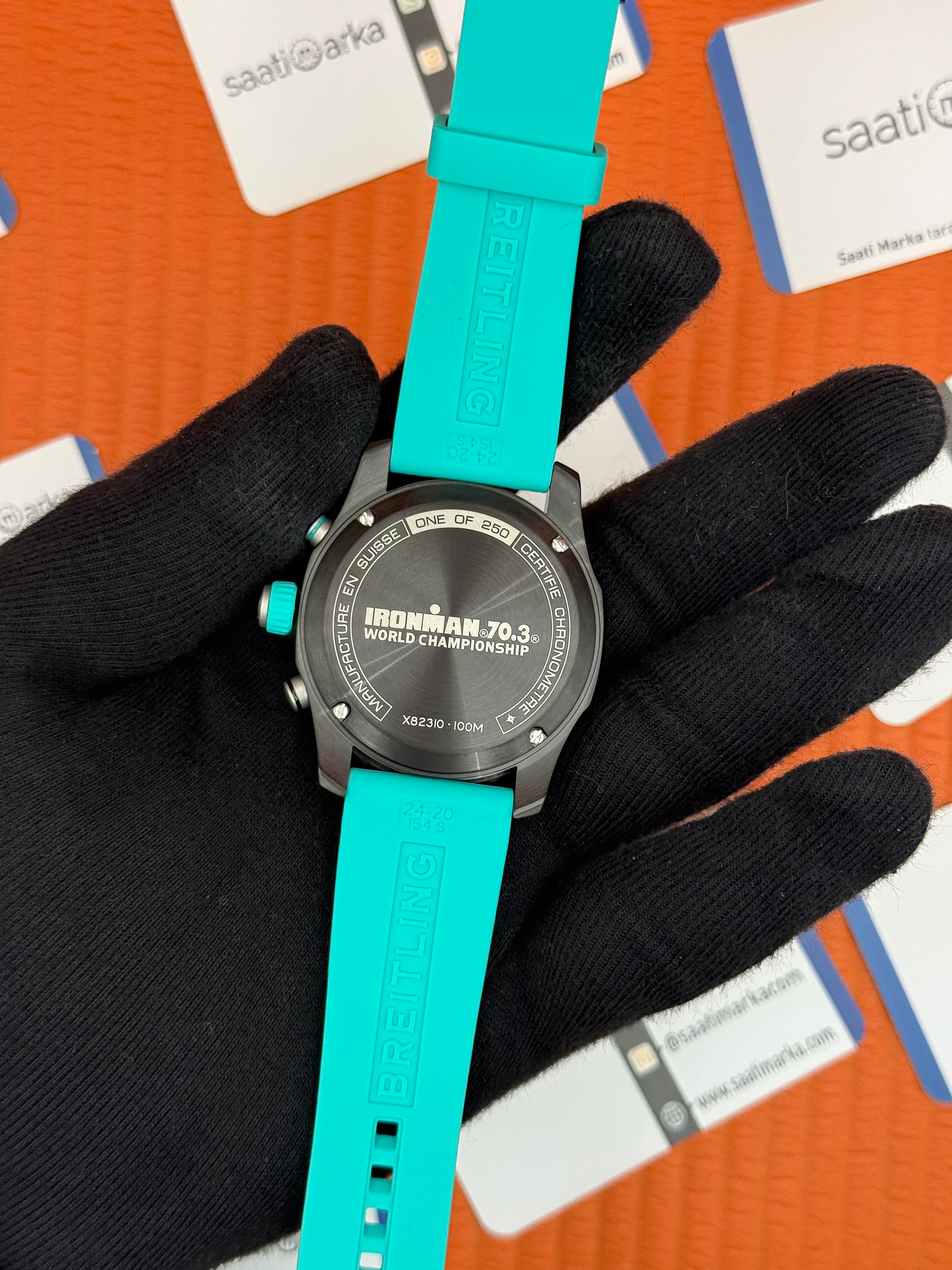 BREITLING Endurance turkuaz kauçuk kordon siyah kadran çelik kasa