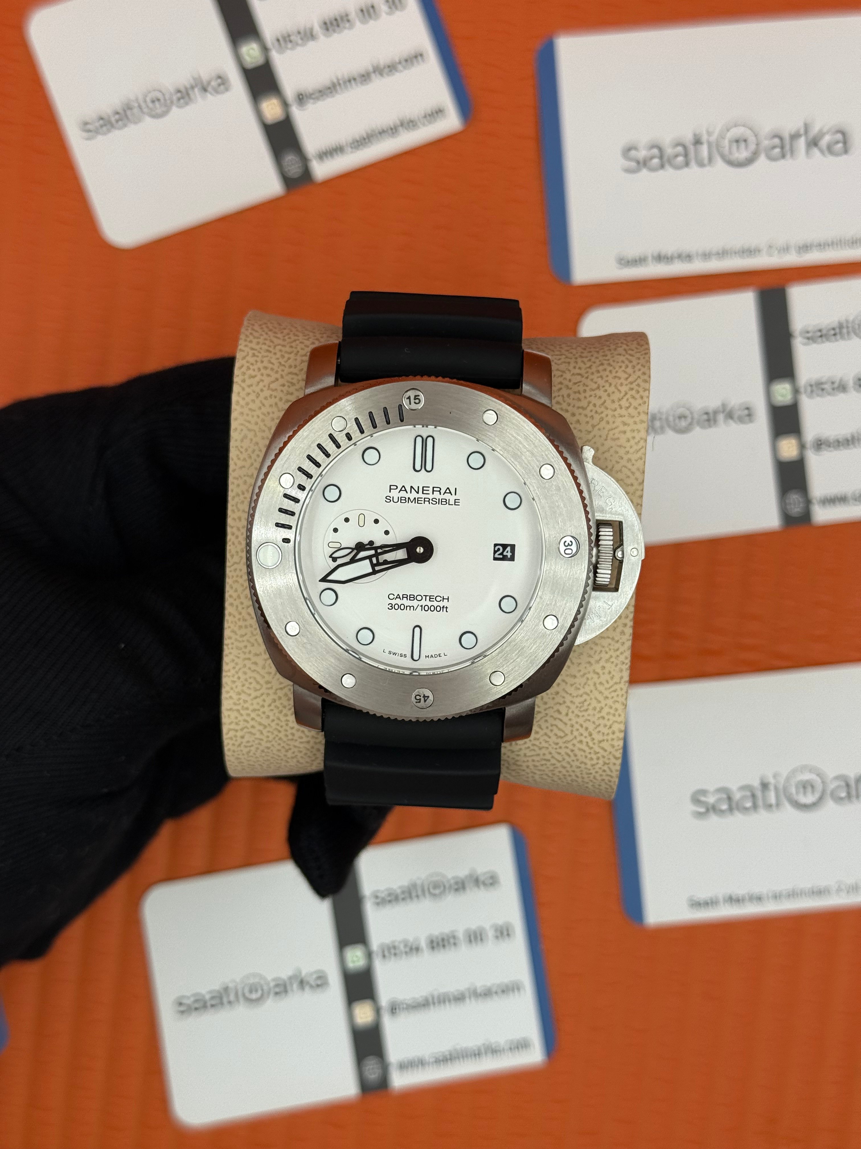 PANERAI submerisible carbotec 300m siyah kauçuk kordon beyaz kadran silver kasa 