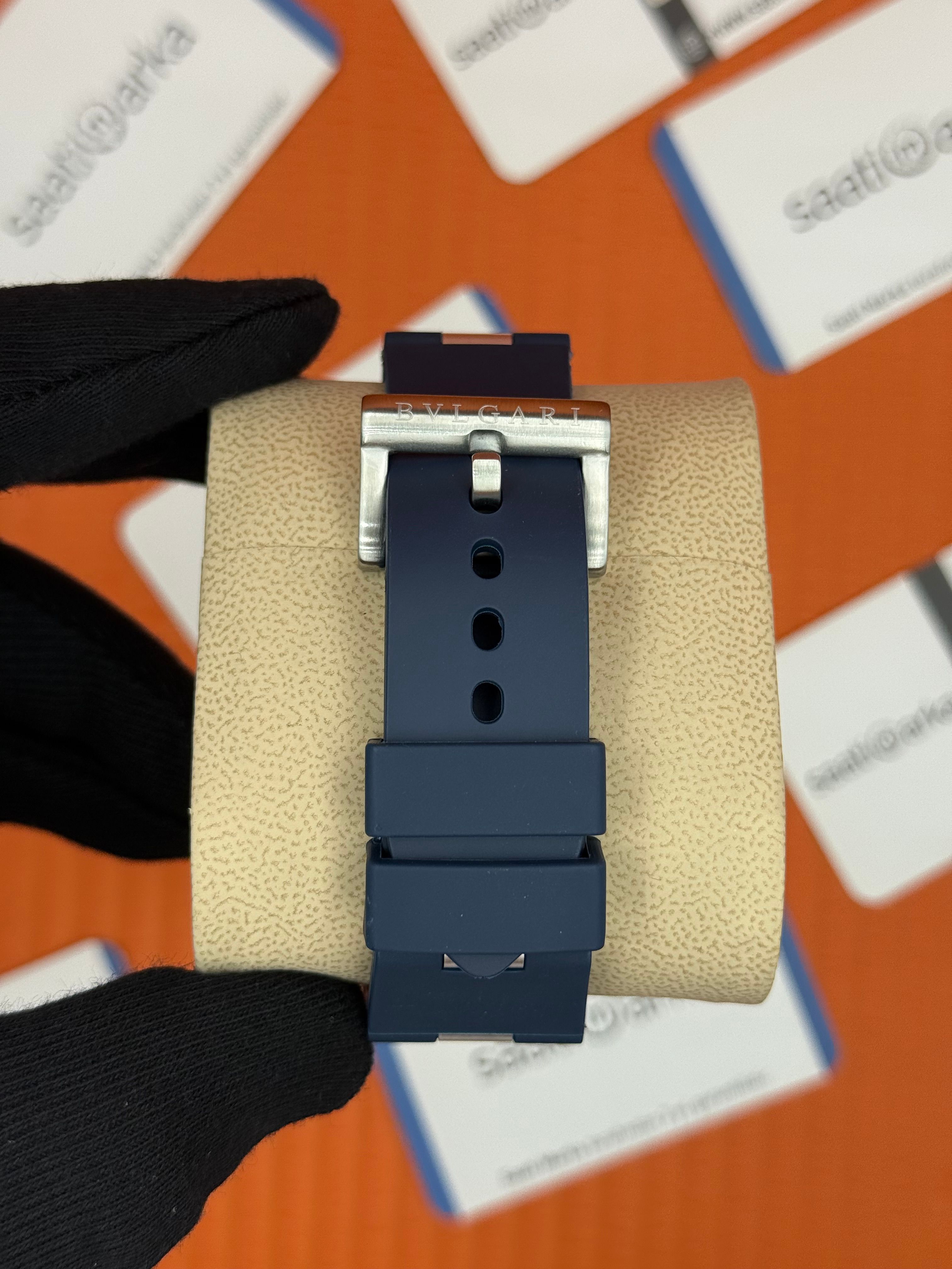 BVLGARI 103844 Aluminium kasa kauçuk kordon erkek kol saati