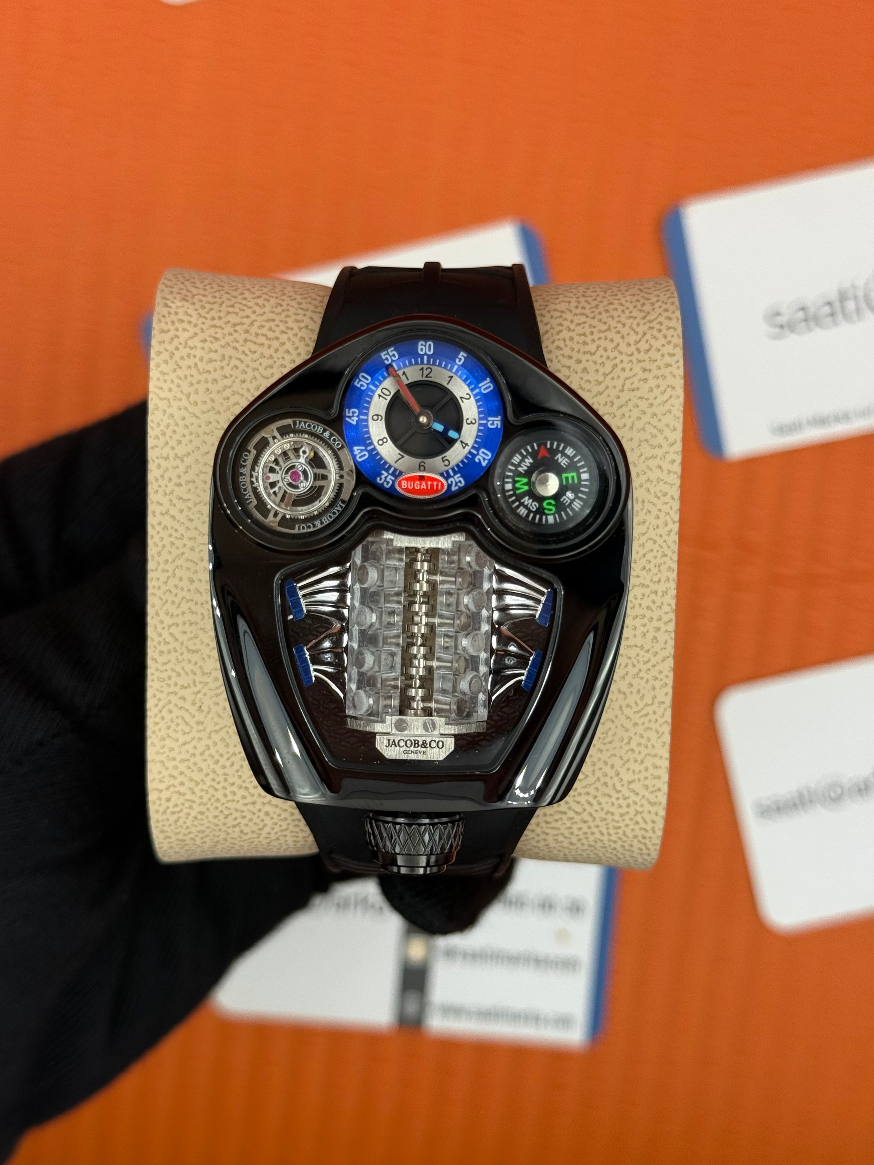 JACOB&CO BUGATTI turbillon kadran siyah kauçuk kordon siyah kasa 