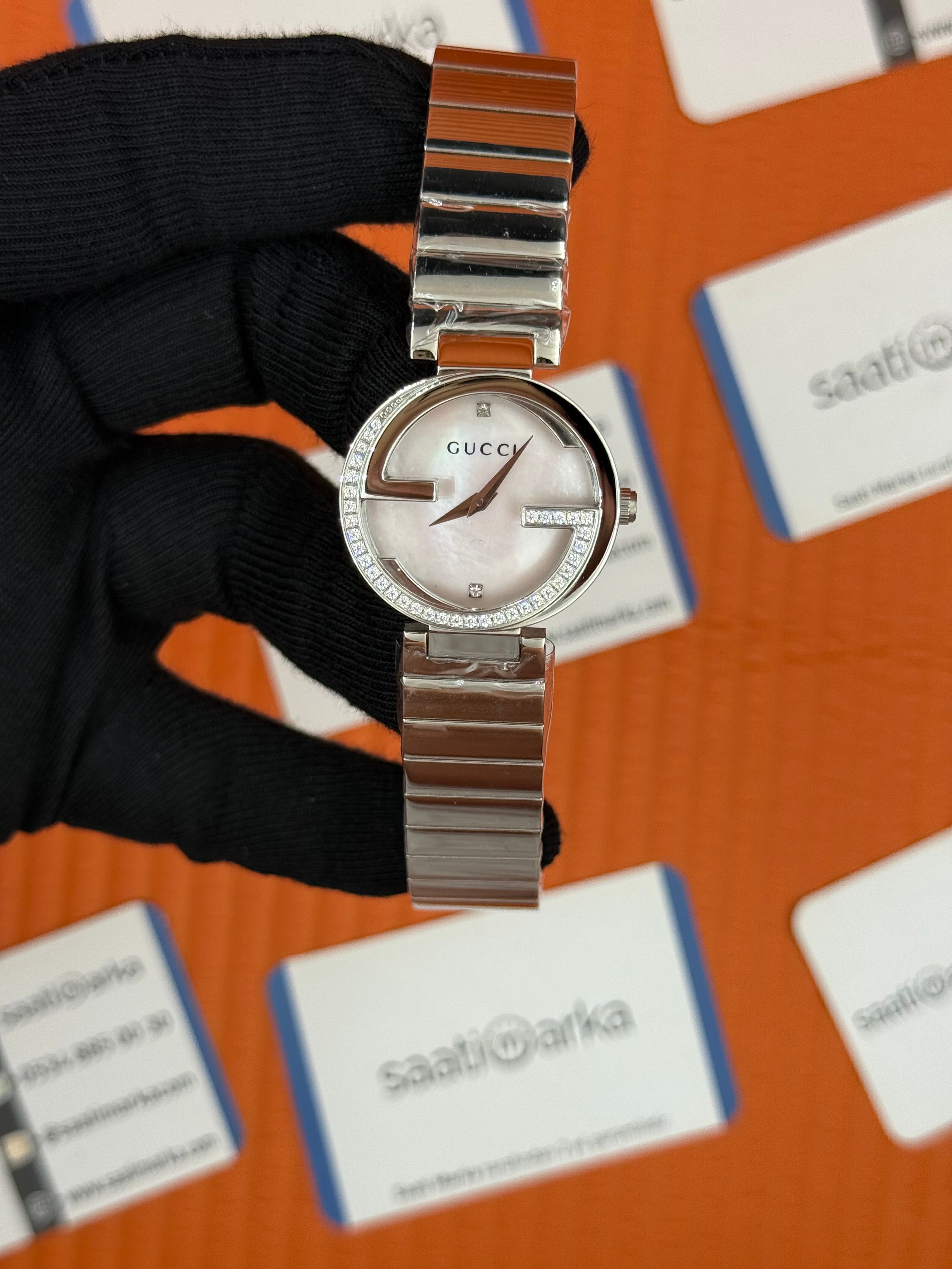 GUCCI sedefli beyaz kadran silver kordon 