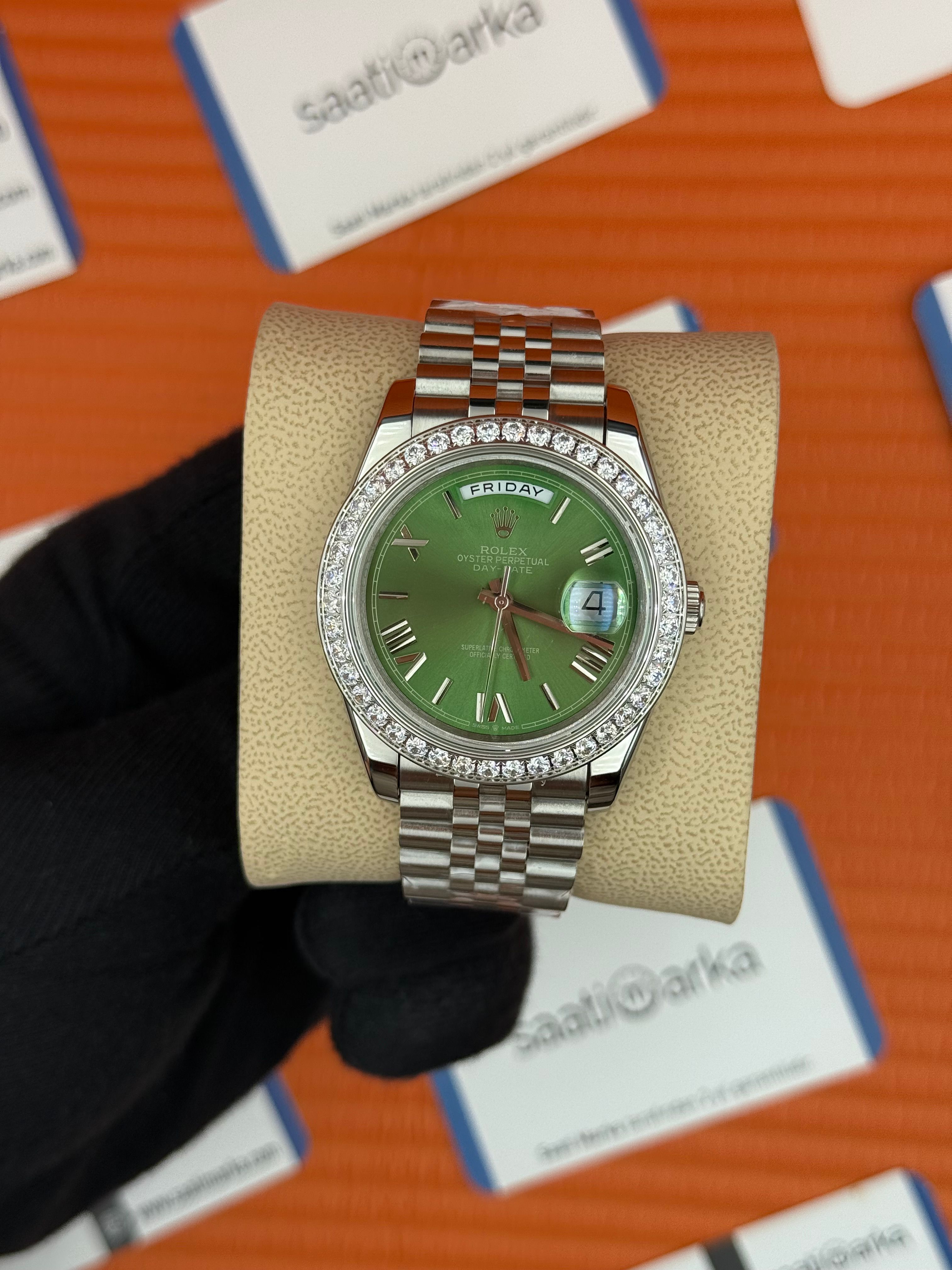 ROLEX Day Date taşlı bezel roma rakamlı yeşil kadran silver jubilee kordon