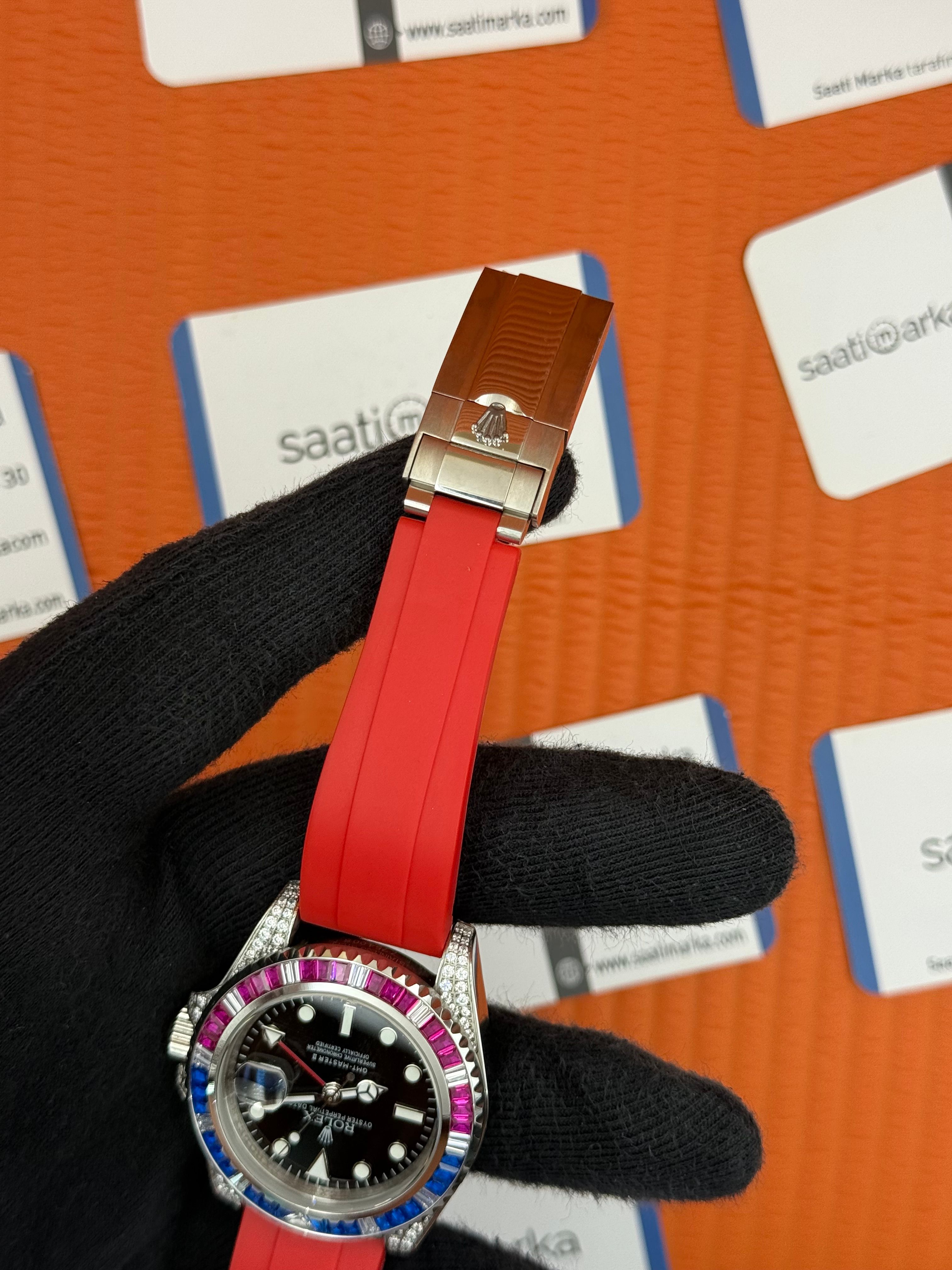 ROLEX GMT Master taşlı bezel siyah kadran kırmızı kauçuk kordon