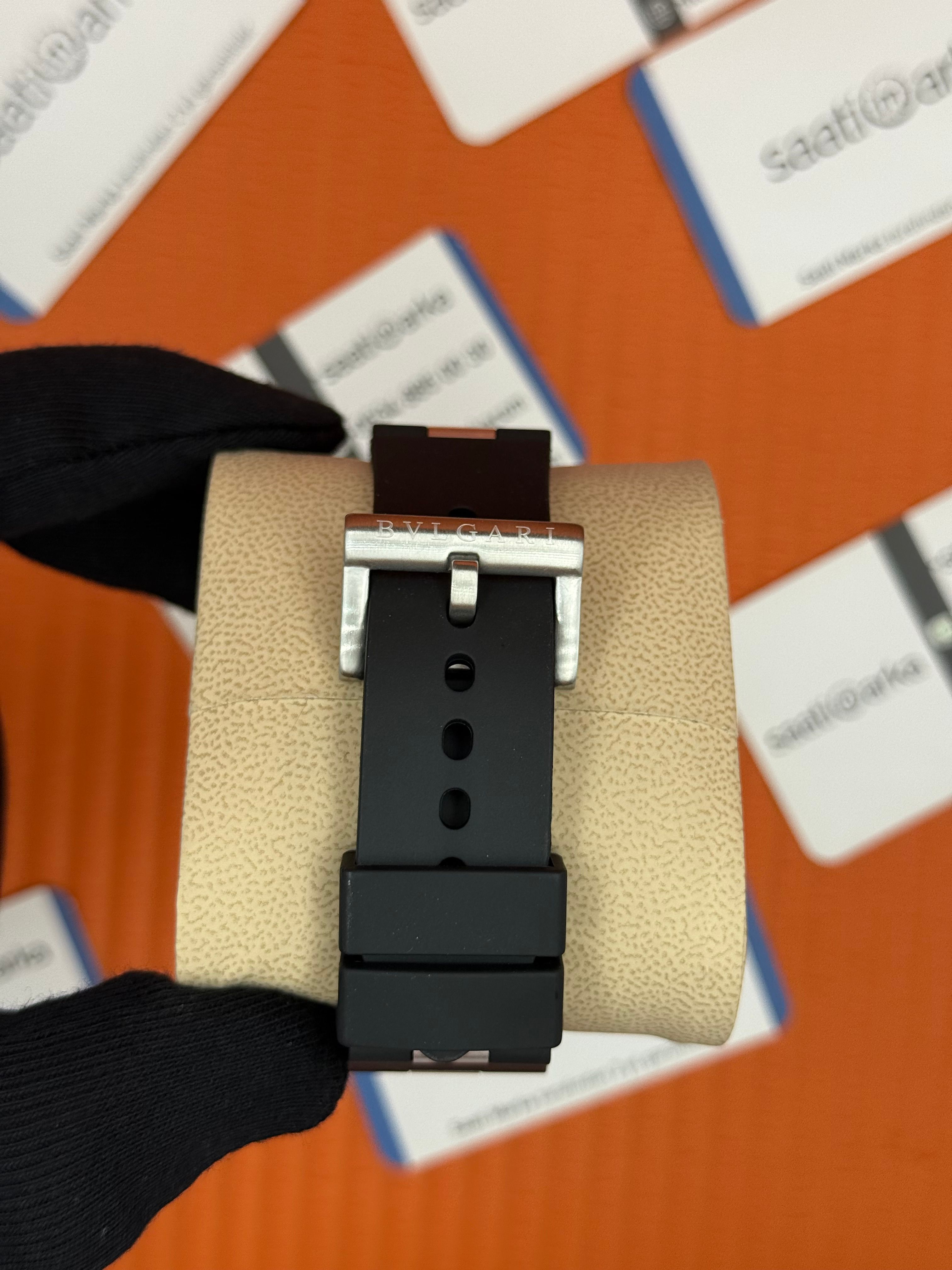 BVLGARI 103722 Aluminium kasa kauçuk siyah kordon erkek kol saati