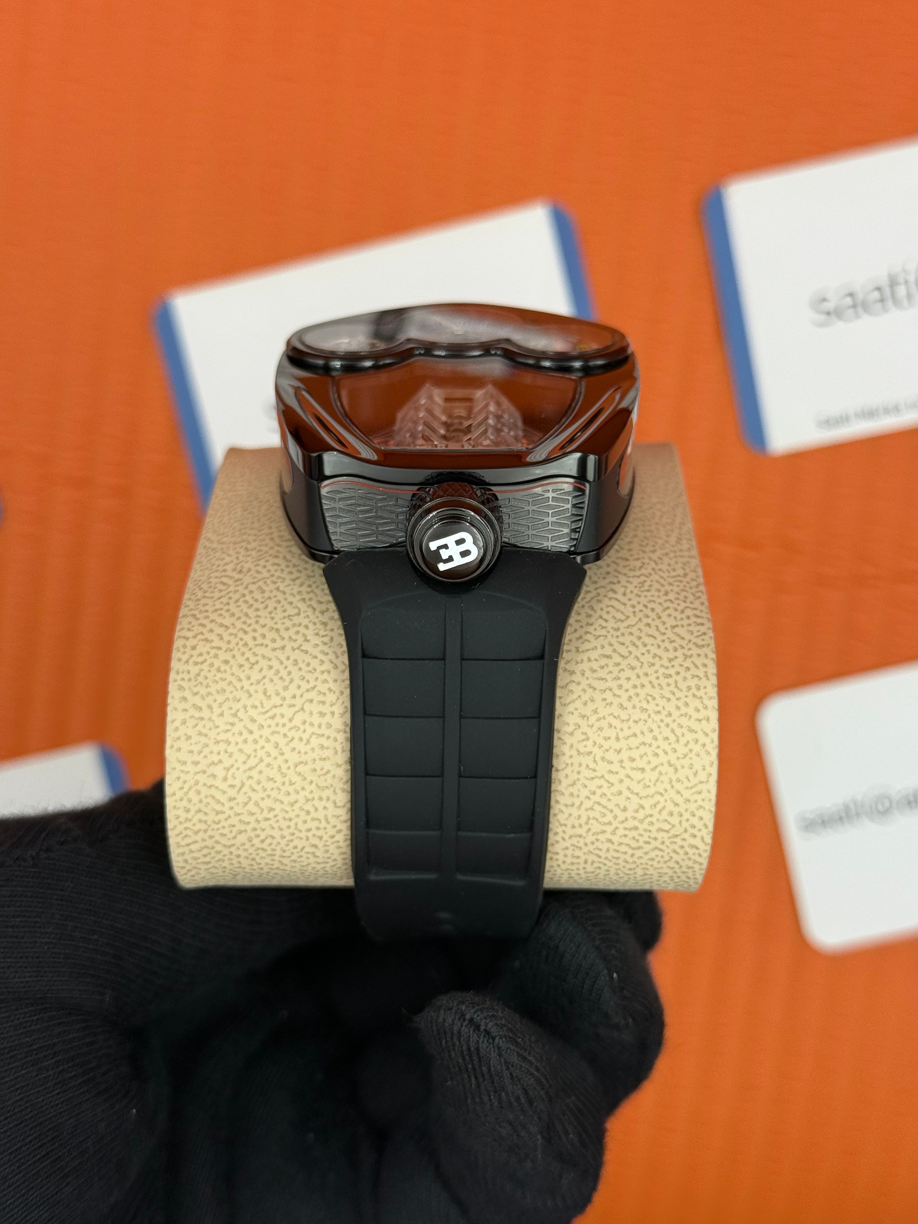 JACOB&CO BUGATTI turbillon kadran siyah kauçuk kordon siyah kasa 