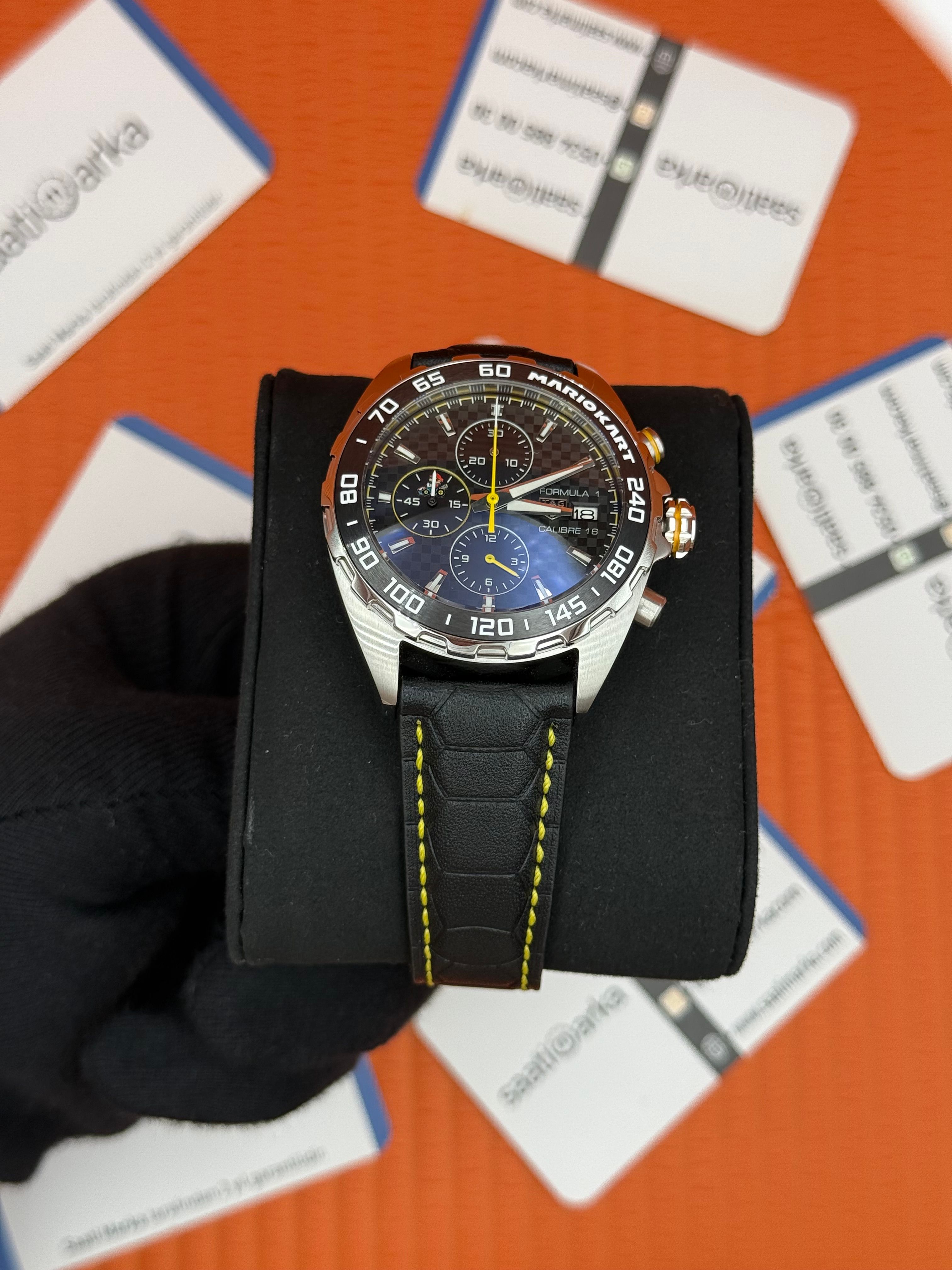 TAGHEUER FORMULA SİYAH DERİ KORDONLU SİYAH SARI DETAYLI KADRAN 