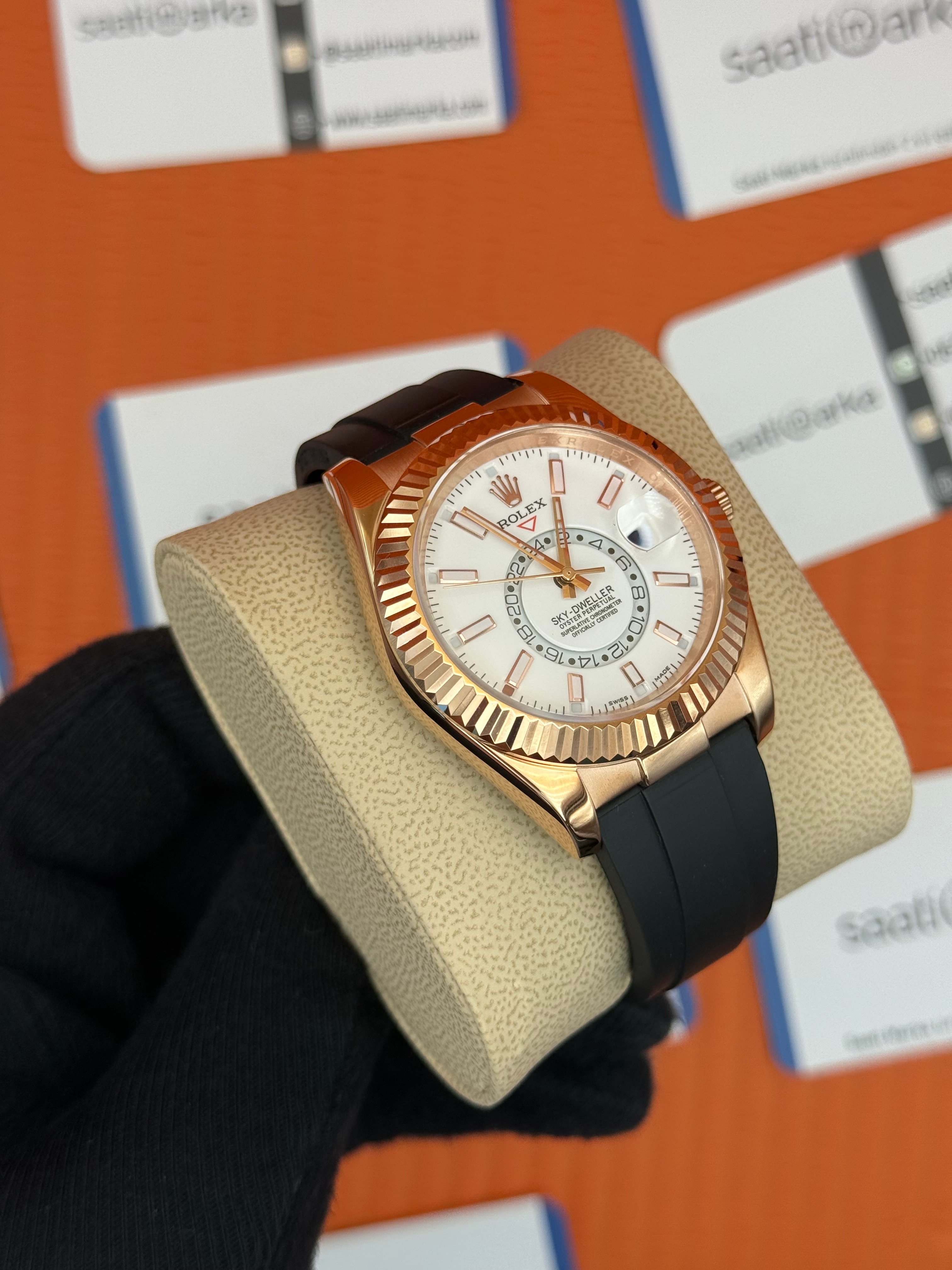 ROLEX Sky Dweller white dial rose kasa siyah kauçuk kordon