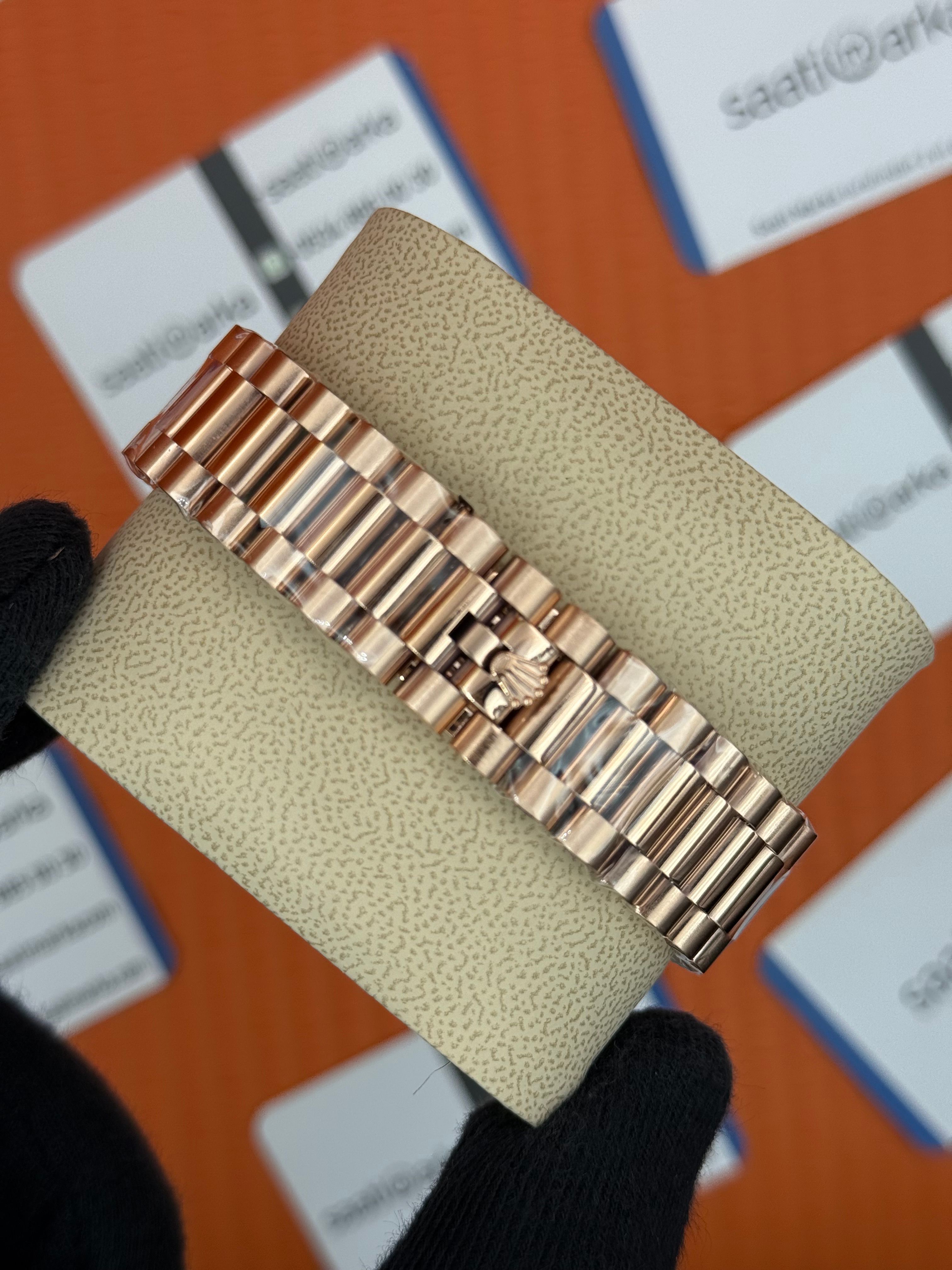 ROLEX Day Date roma rakamlı yeşil kadran rose kasa-kordon oyster 