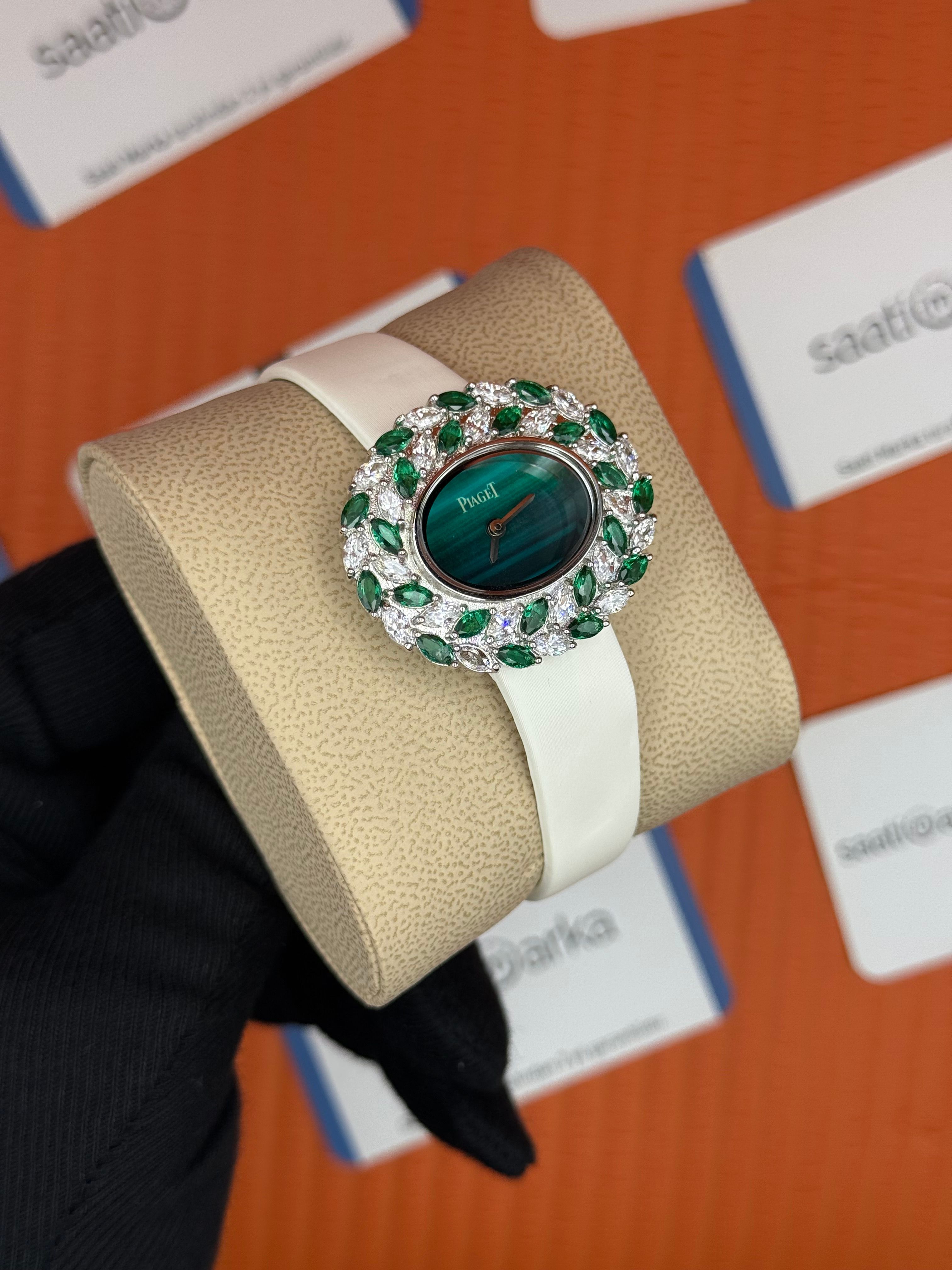 PIAGET taşlı bezel yeşil kadran beyaz deri kordon
