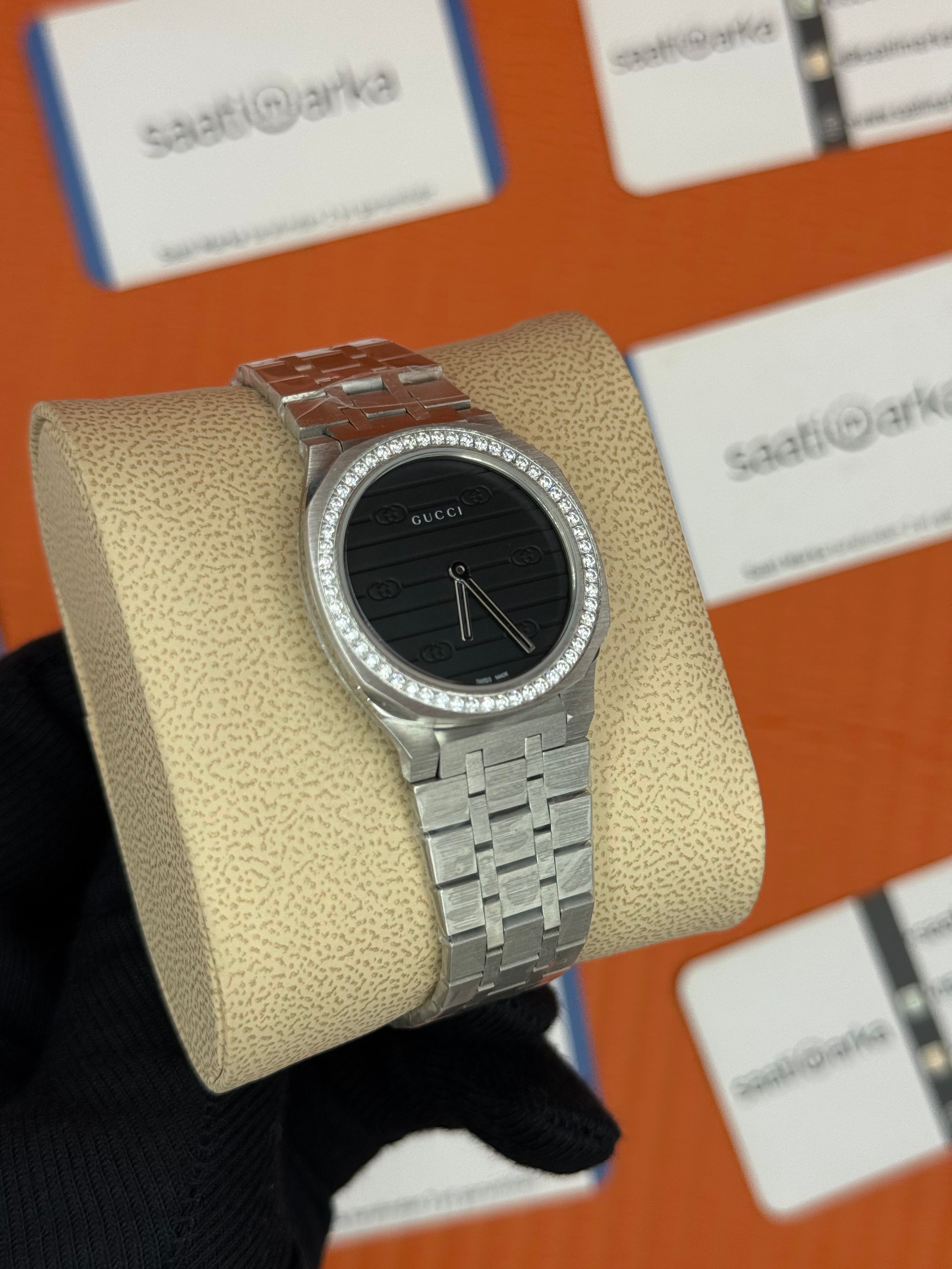 GUCCI siyah kadran taşlı bezel silver kasa kordon kadın kol saati