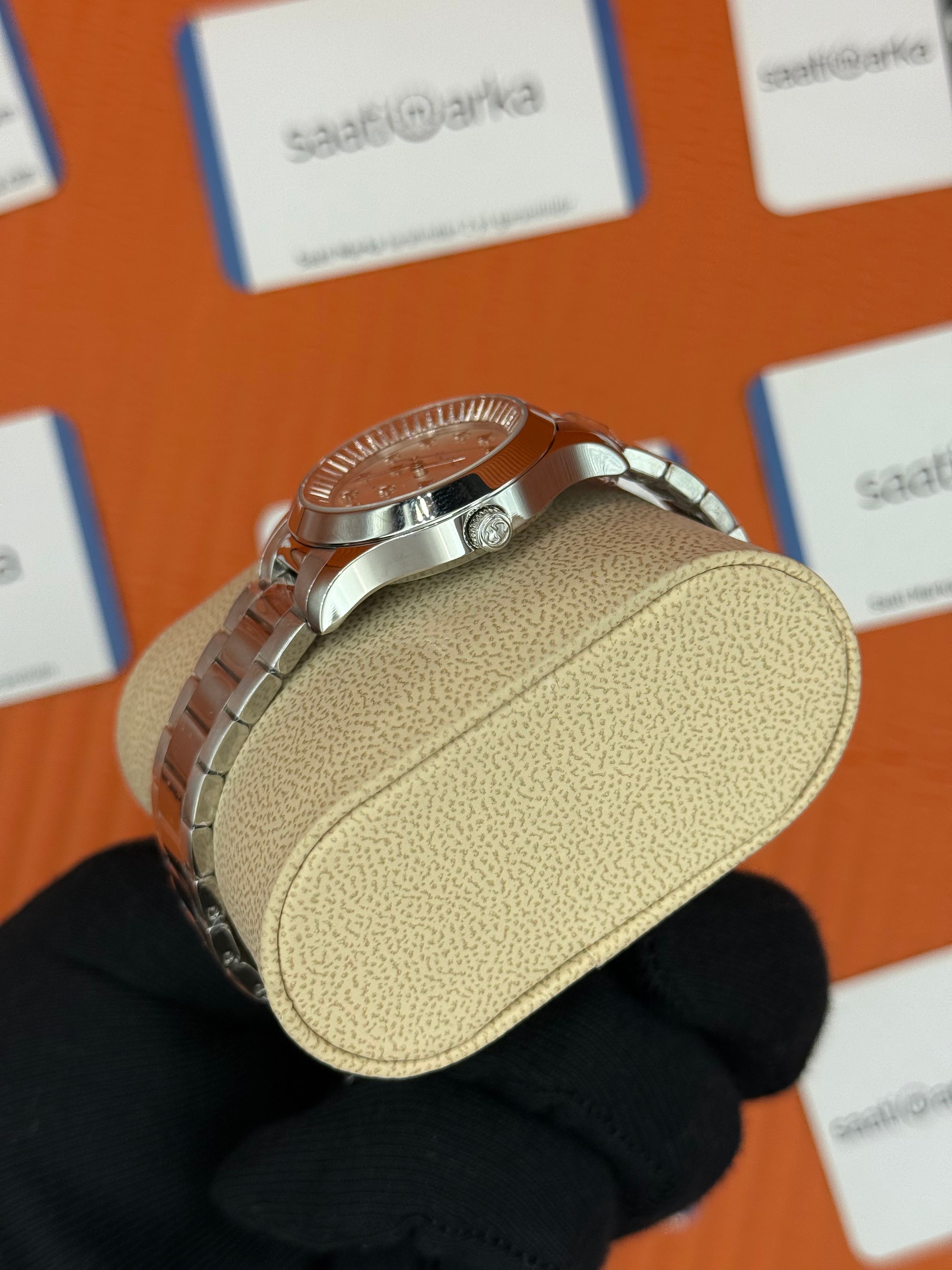 GUCCI YA1265031 beyaz kadran silver kasa kordon kadın kol saati