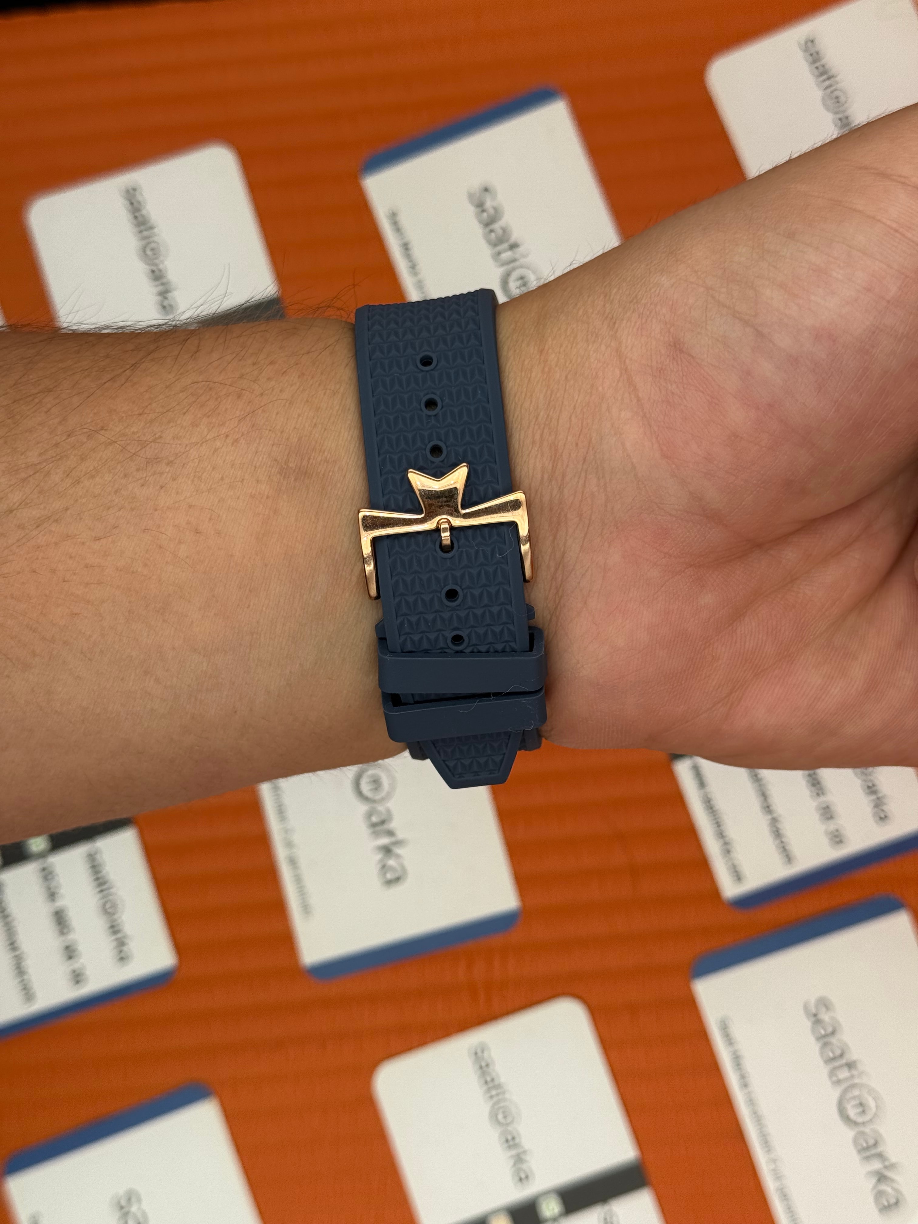 VACHERON CONSTANTIN overseas chronograph mavi kadran rose kasa mavi kauçuk kordon erkek kol saati