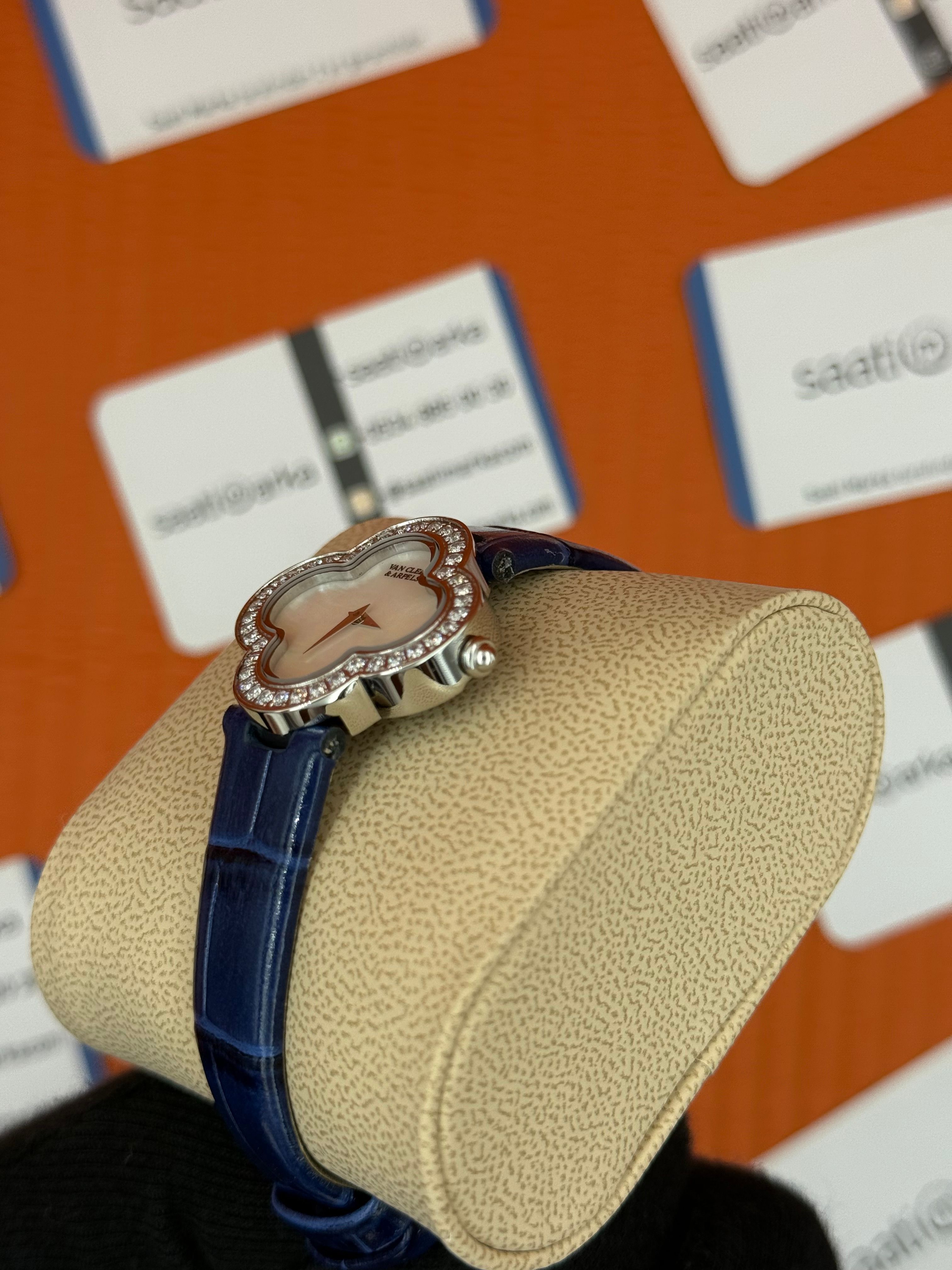 VAN CLEEF beyaz kadran lacivert deri kordon silver kasa taşlı bezel kadın kol saati