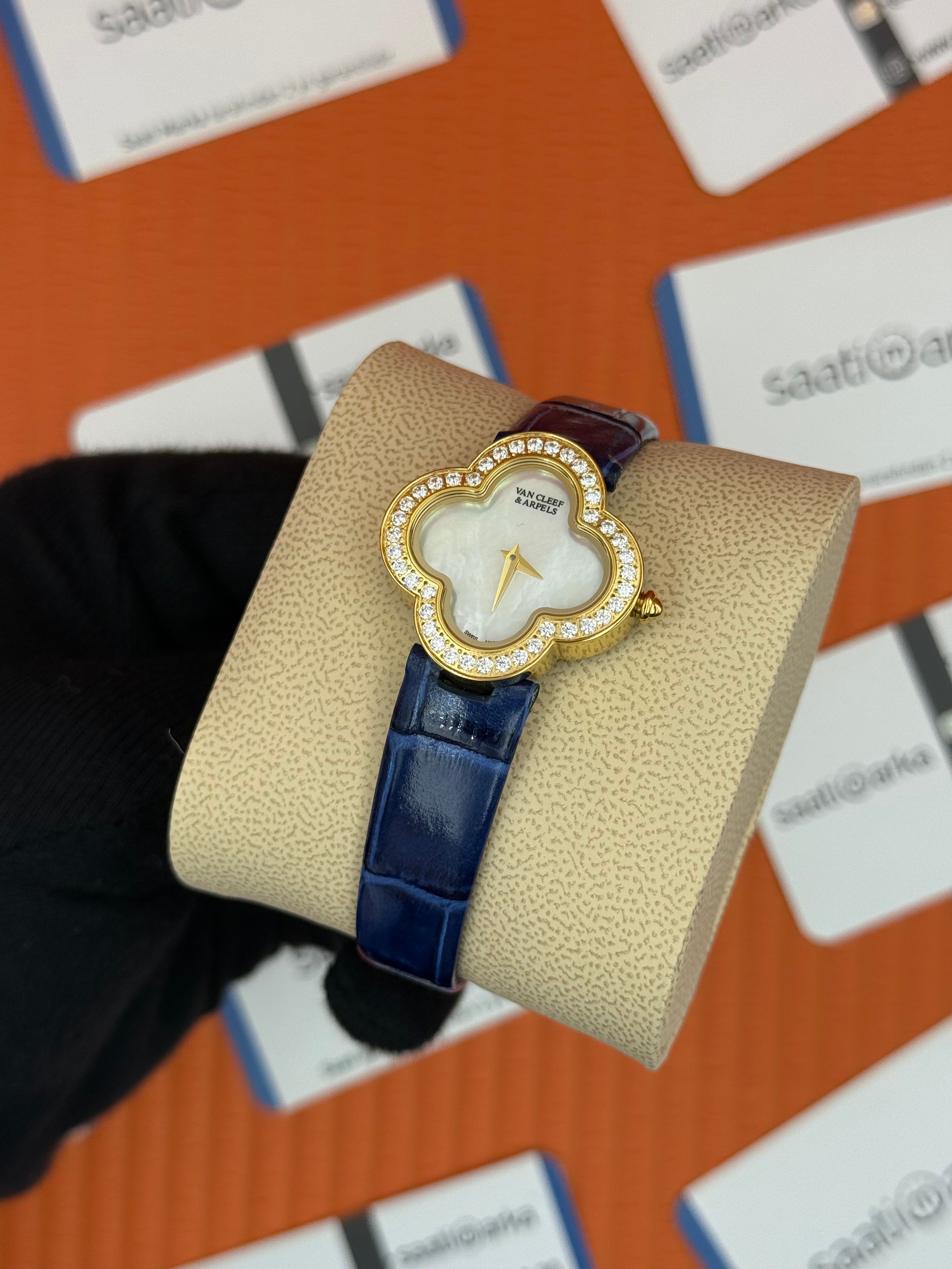 VAN CLEEF beyaz kadran lacivert deri kordon gold kasa taşlı bezel kadın kol saati