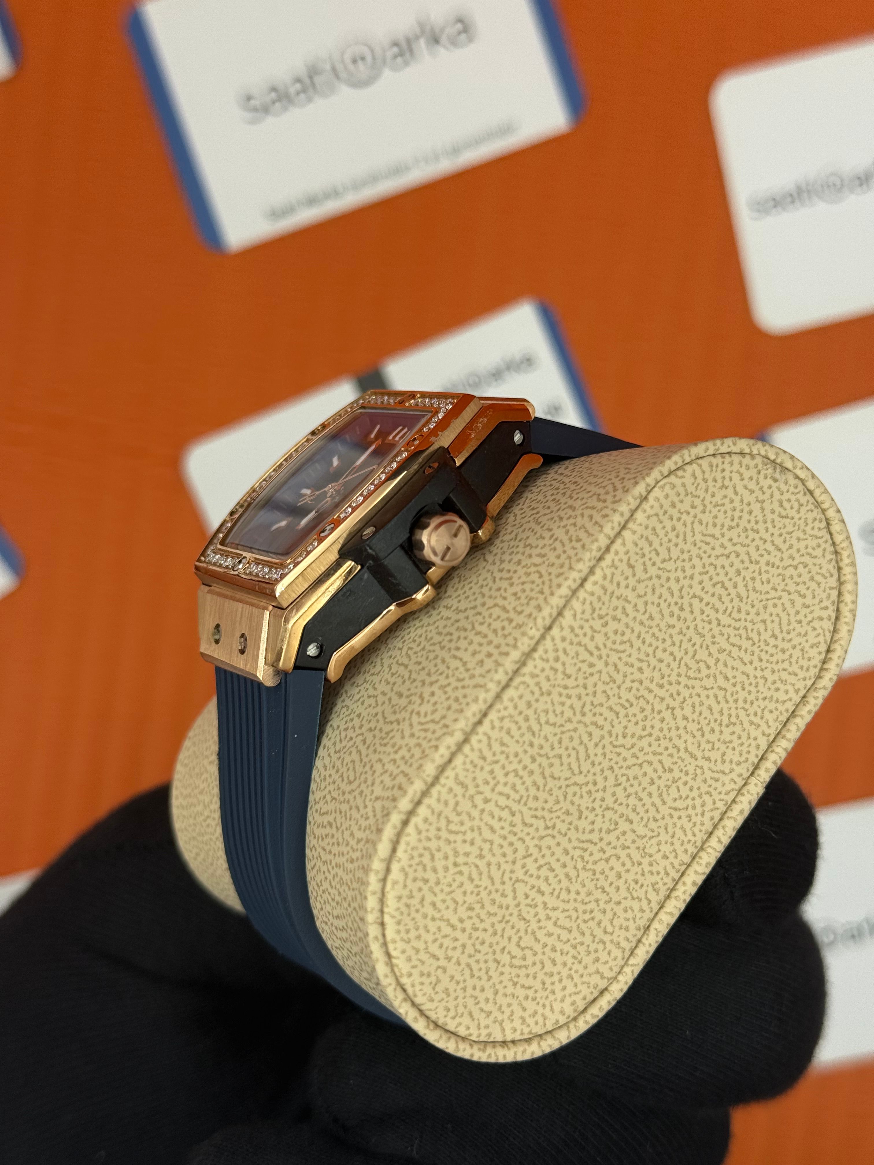 HUBLOT taşlı bezel rose kasa mavi kadran mavi kauçuk kordon kadın kol saati