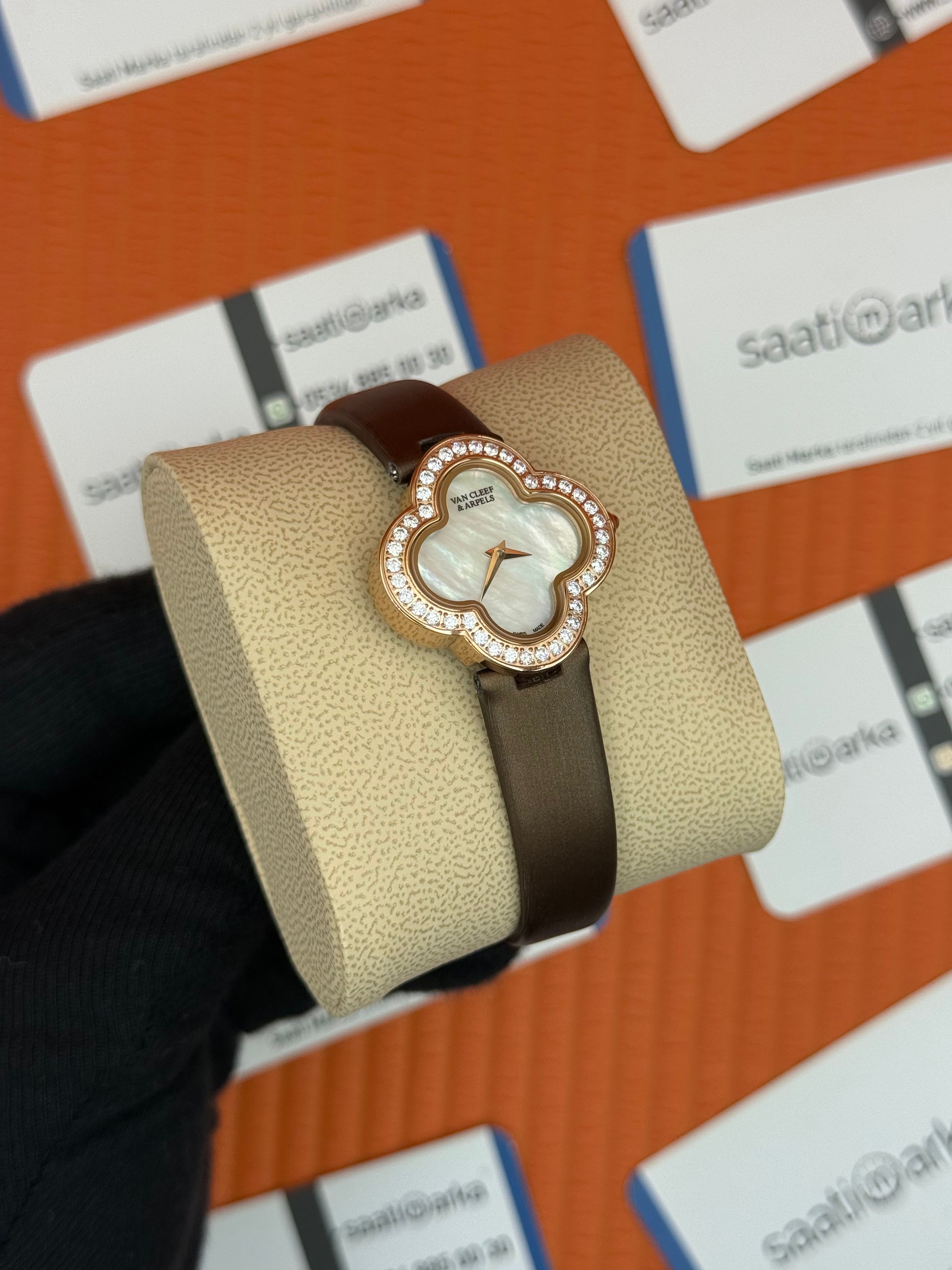 VAN CLEEF beyaz kadran kahverengi deri kordon taşlı bezel kadın kol saati