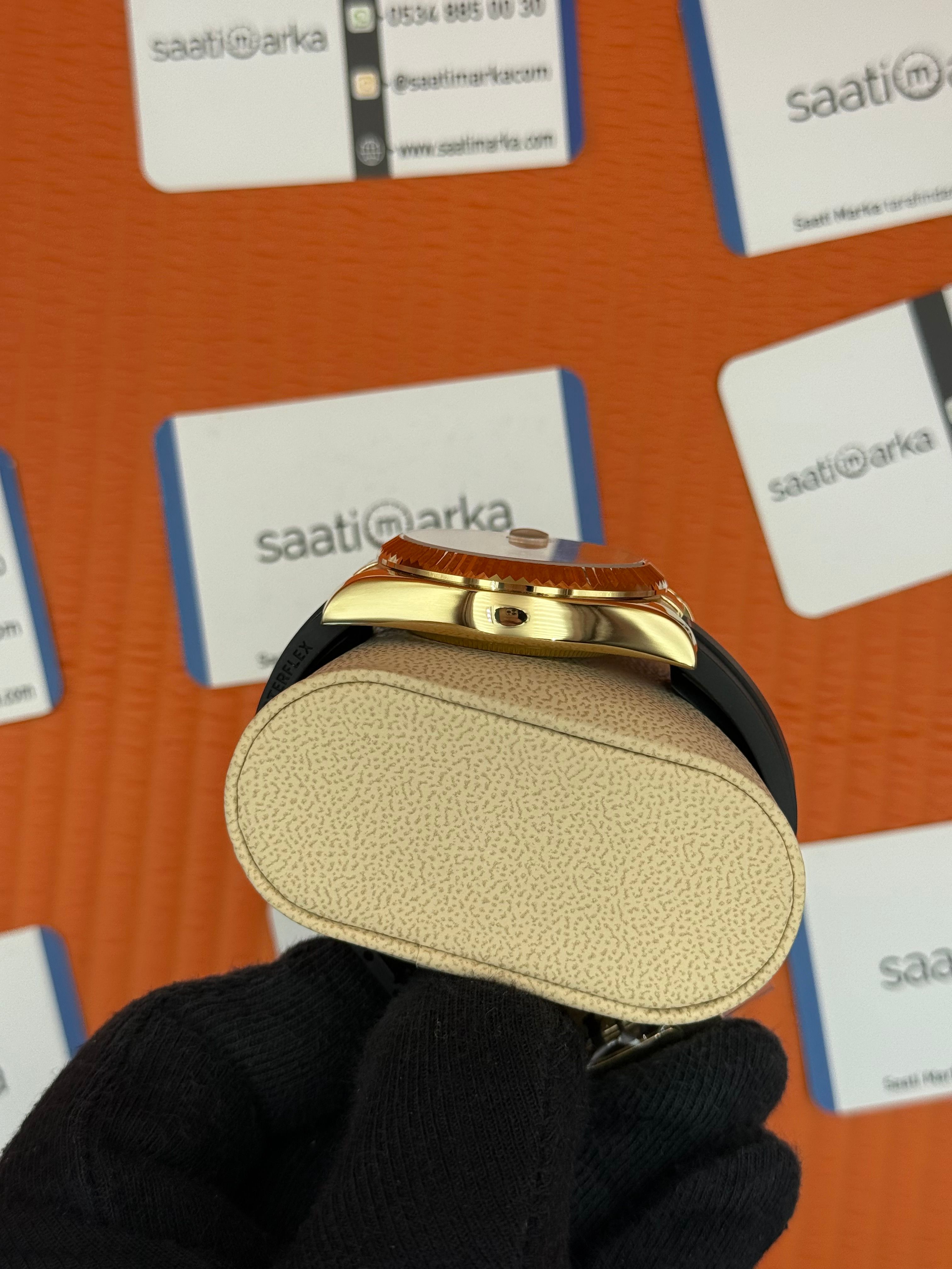 ROLEX Sky Dweller white dial gold kasa siyah kauçuk kordon