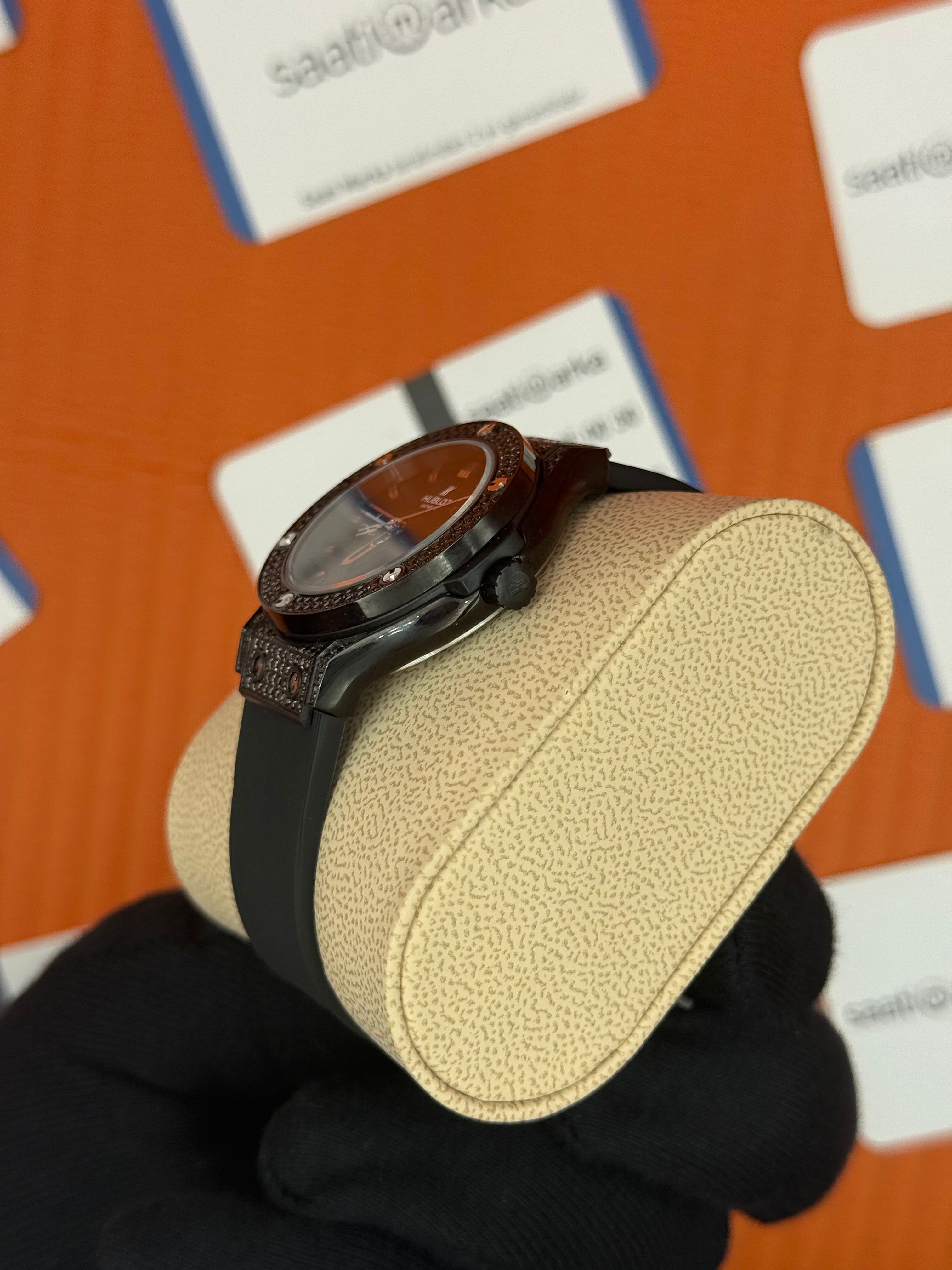 HUBLOT taşlı bezel siyah kasa siyah kadran siyah kauçuk kordon kadın kol saati