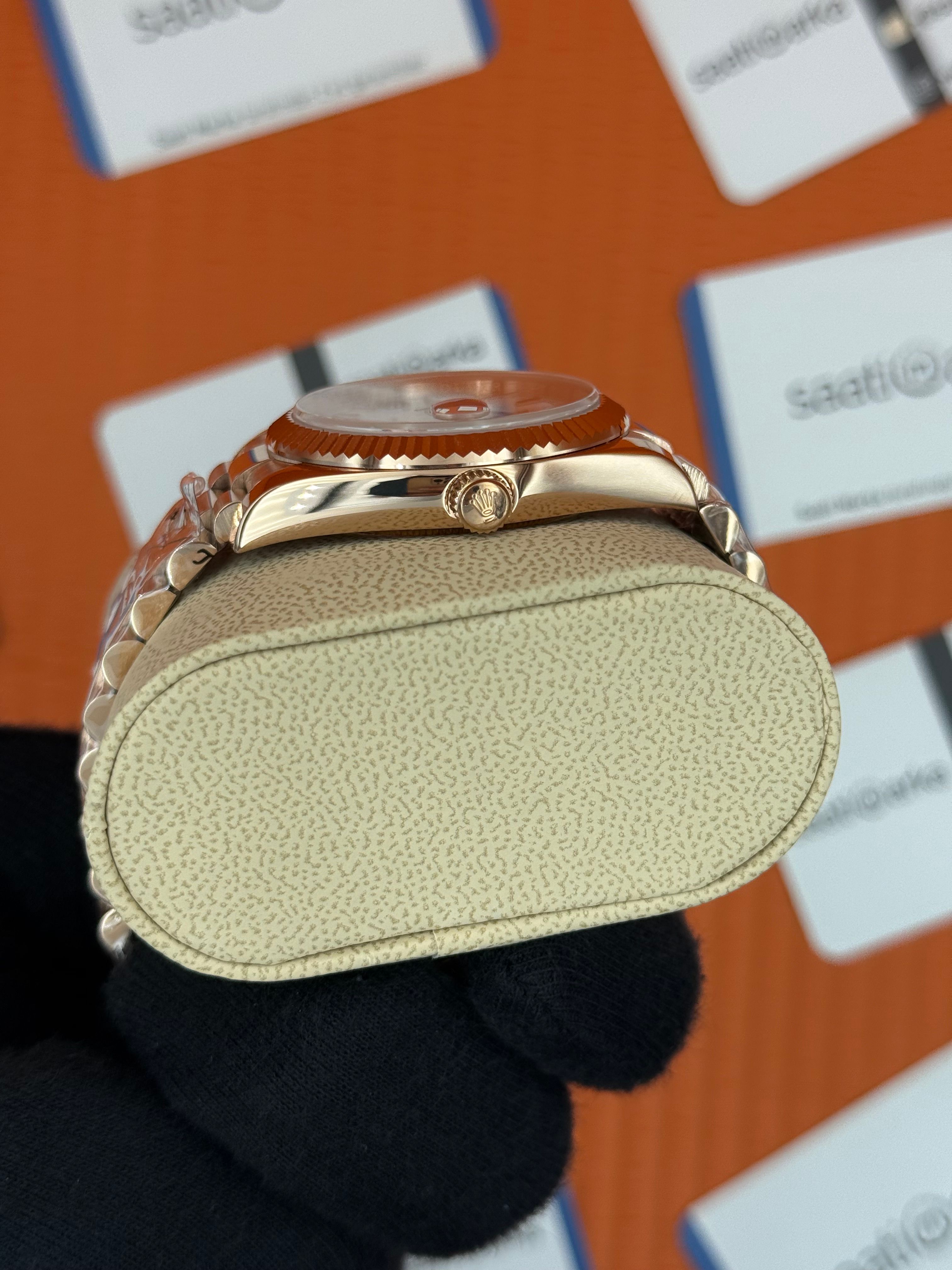 ROLEX Day Date roma rakamlı beyaz kadran rose kasa-kordon oyster