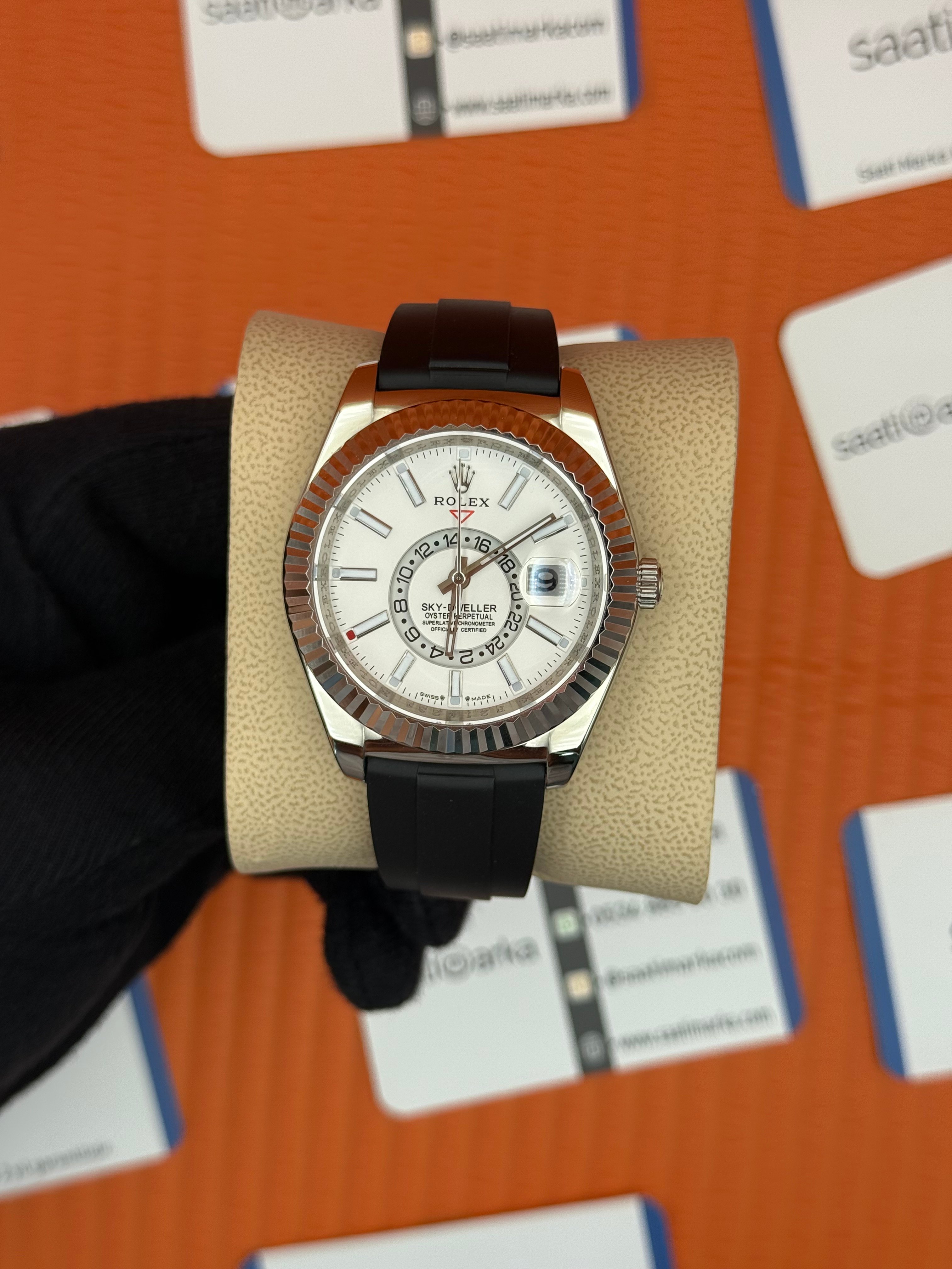 ROLEX Sky Dweller white dial silver kasa siyah kauçuk kordon