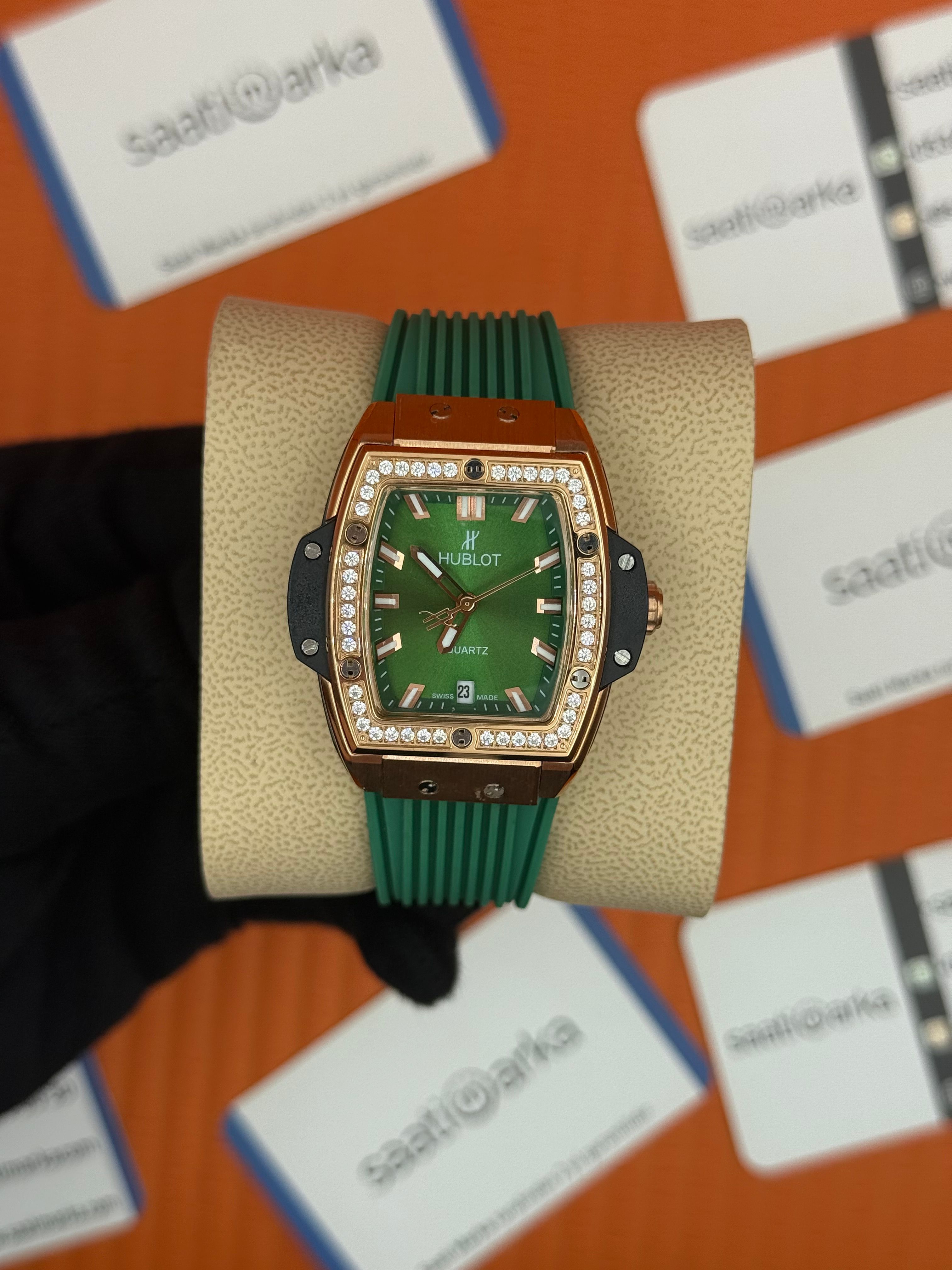 HUBLOT taşlı bezel rose kasa yeşil kadran yeşil kauçuk kordon kadın kol saati