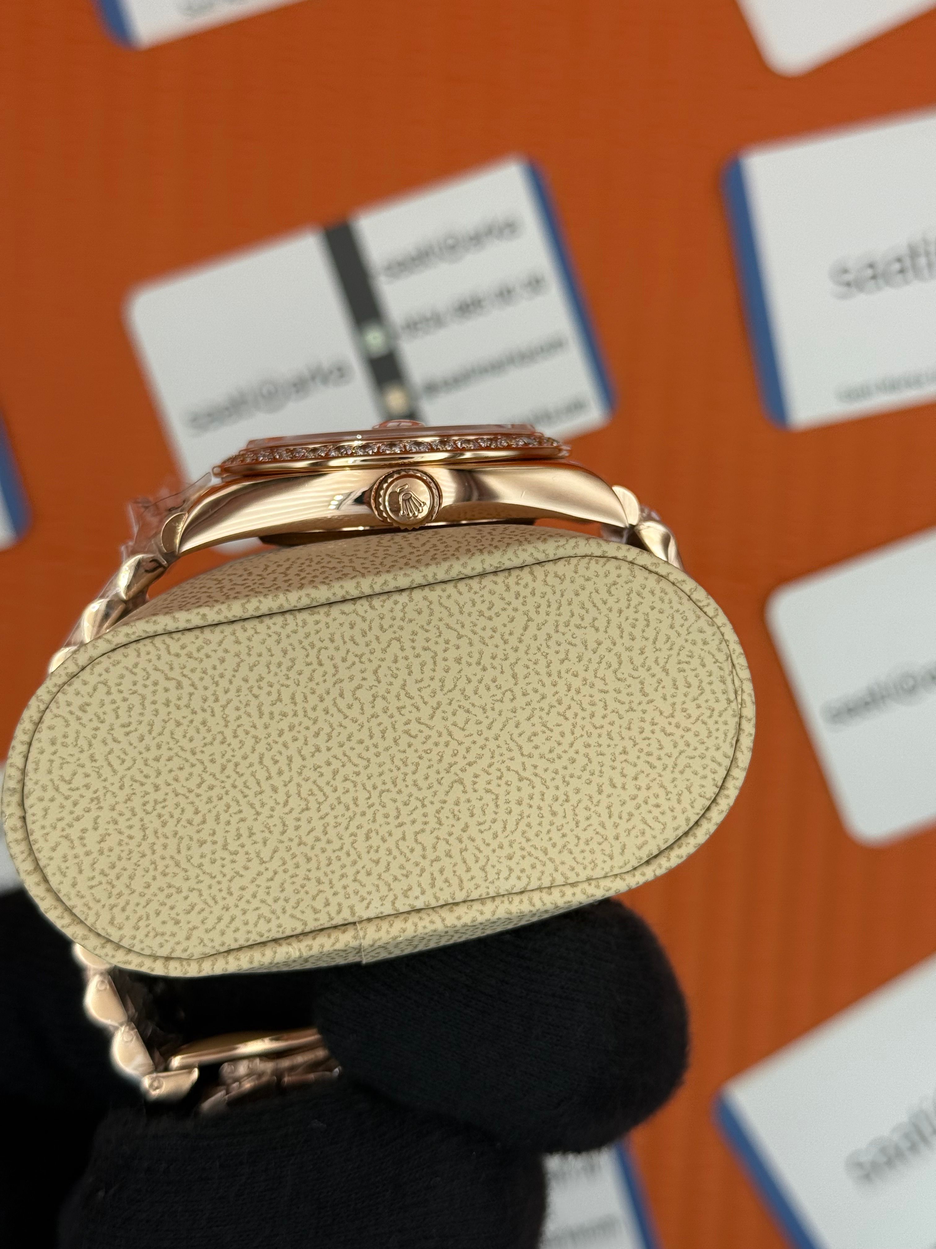 ROLEX Dsay Date taşlı bezel rose kadran rose kasa-kordon oyster