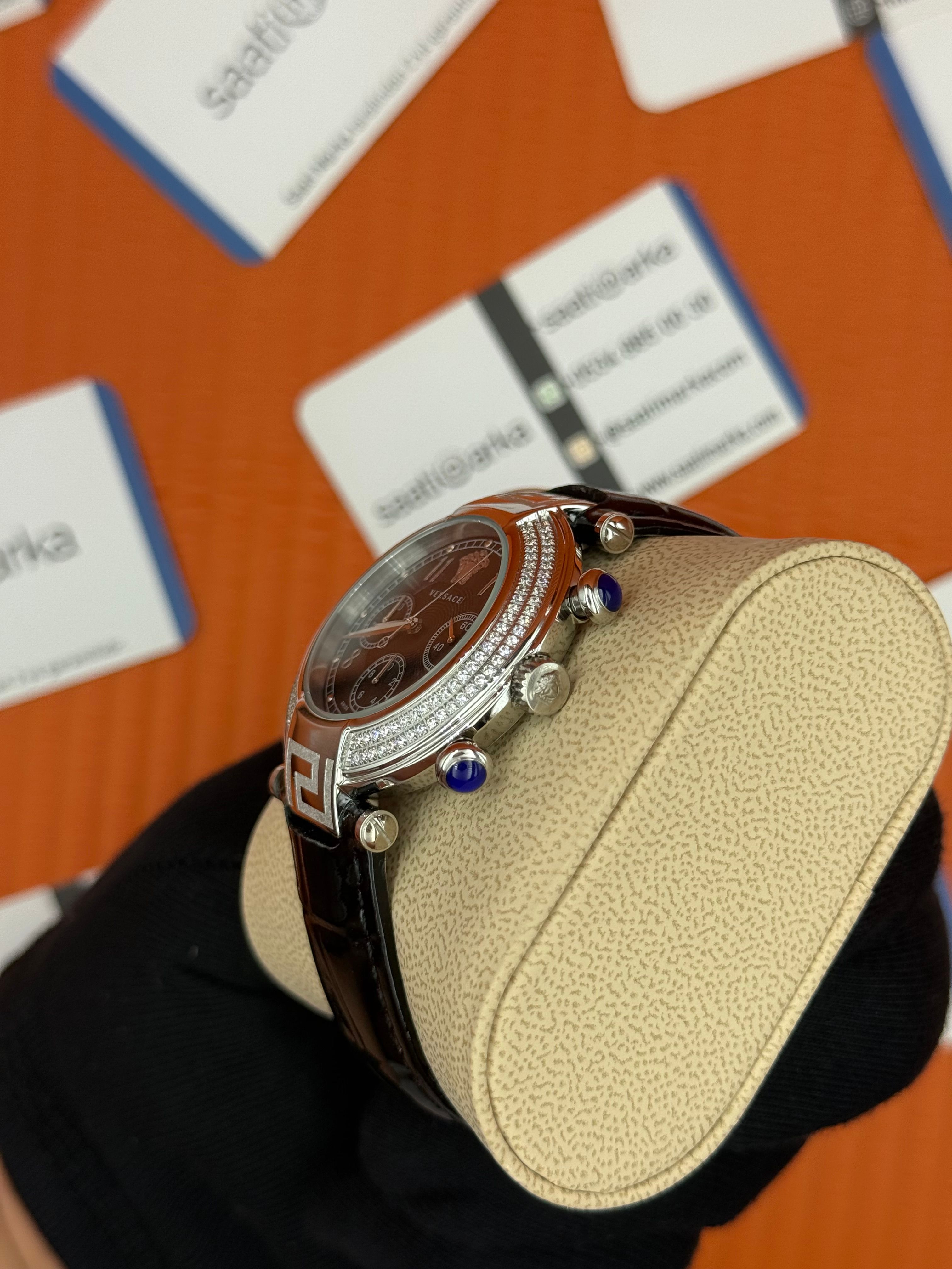 VERSACE taşlı bezel siyah kadran siyah deri kordon silver kasa kadın kol saati