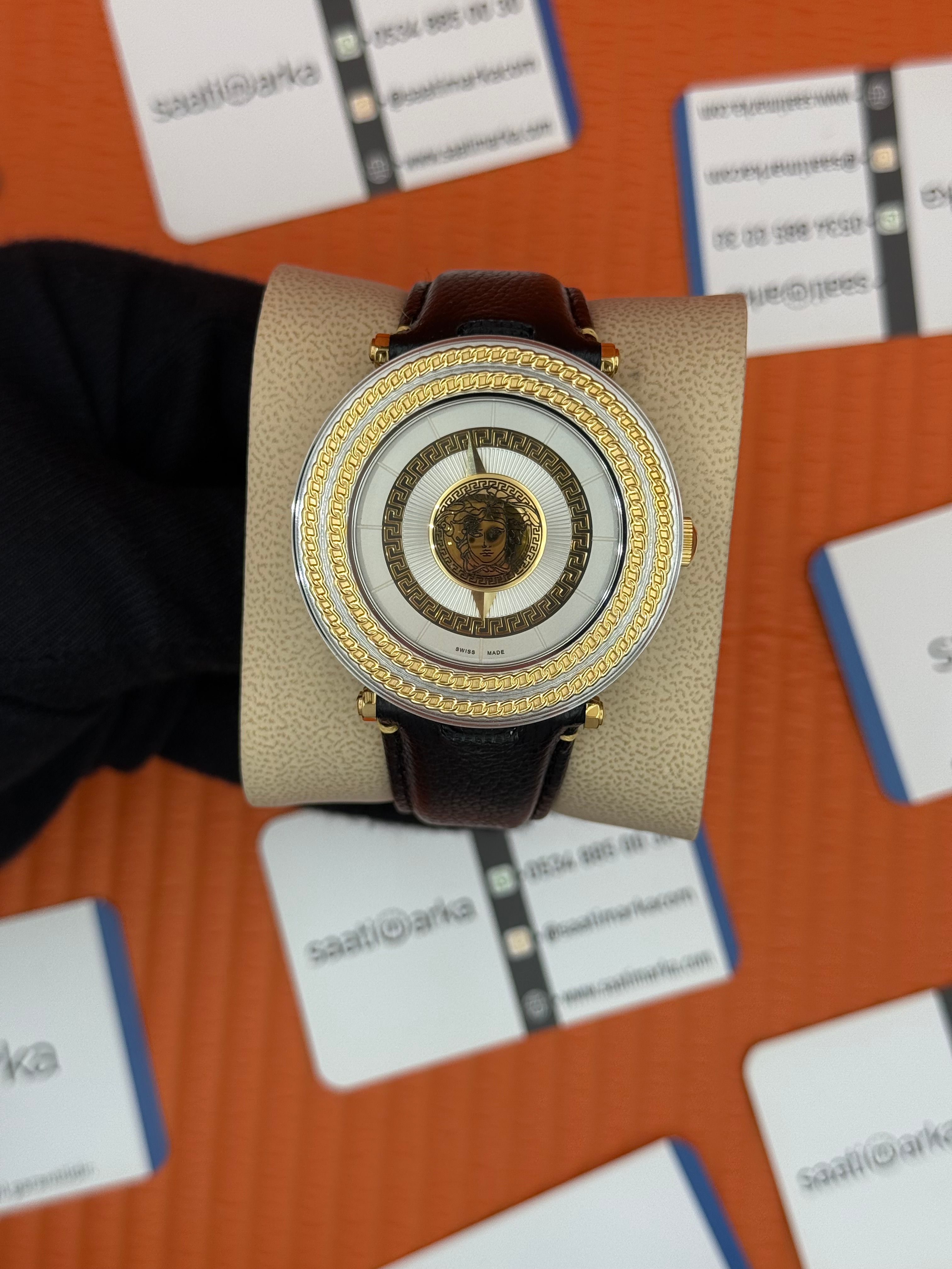 VERSACE SİYAH DERİ KORDON BEYAZ KADRAN GOLD BEZEL