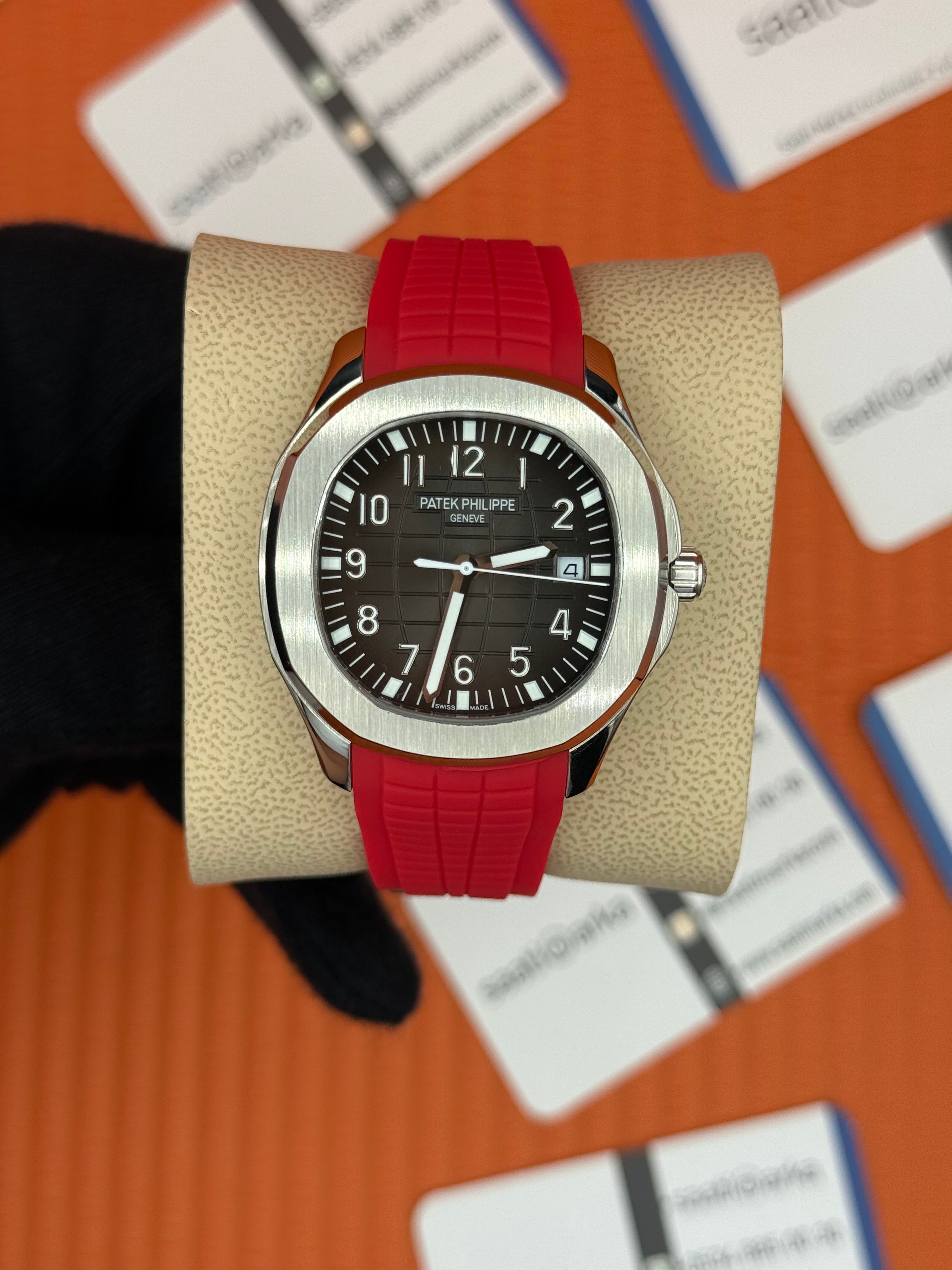 PATEK PHILIPPE AQUANAUT SİYAH KADRAN KIRMIZI KAUÇUK KORDON SİLVER KASA 