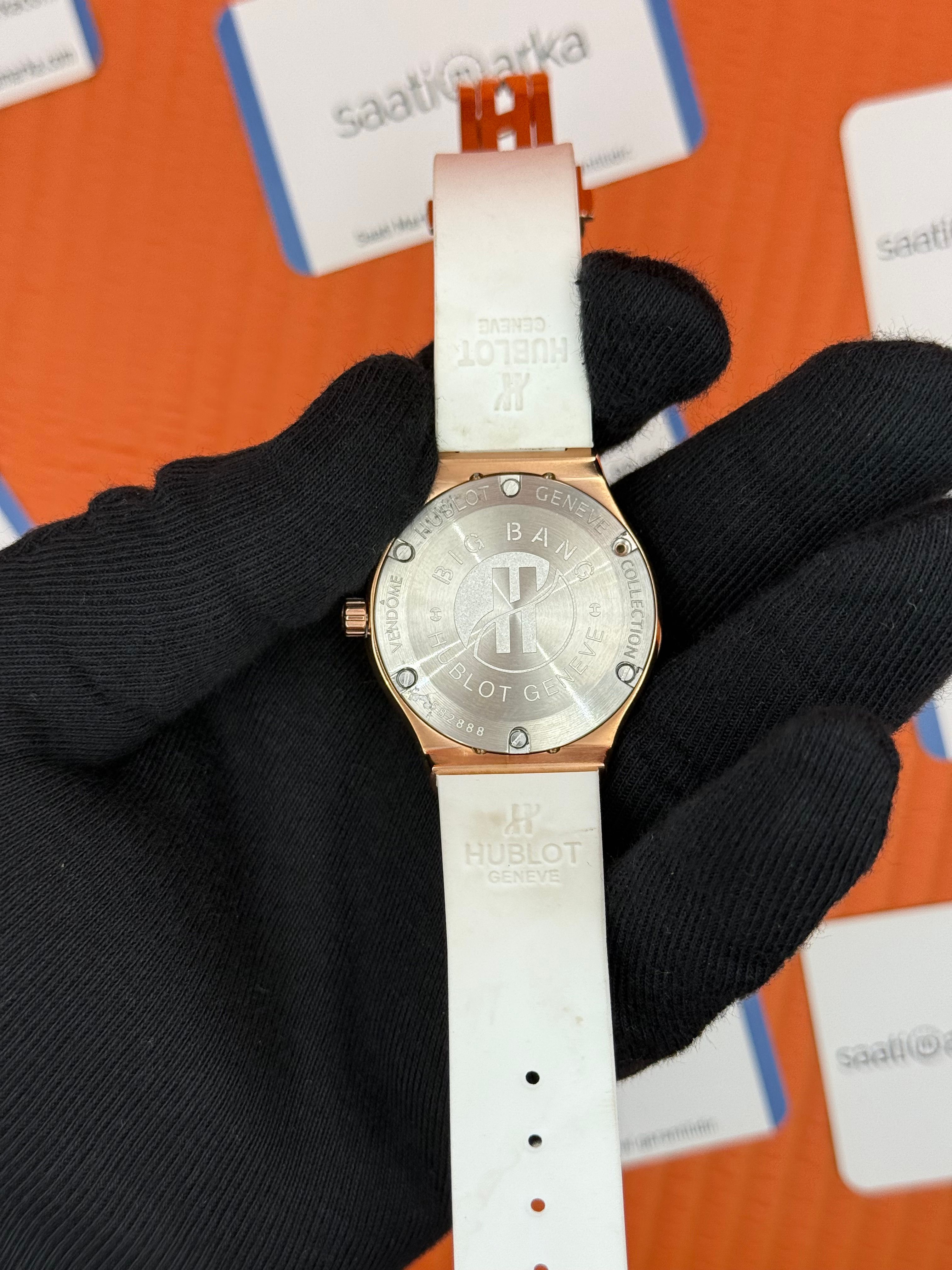 HUBLOT taşlı bezel beyaz kadran rose kasa beyaz kauçuk kordon kadın kol saati