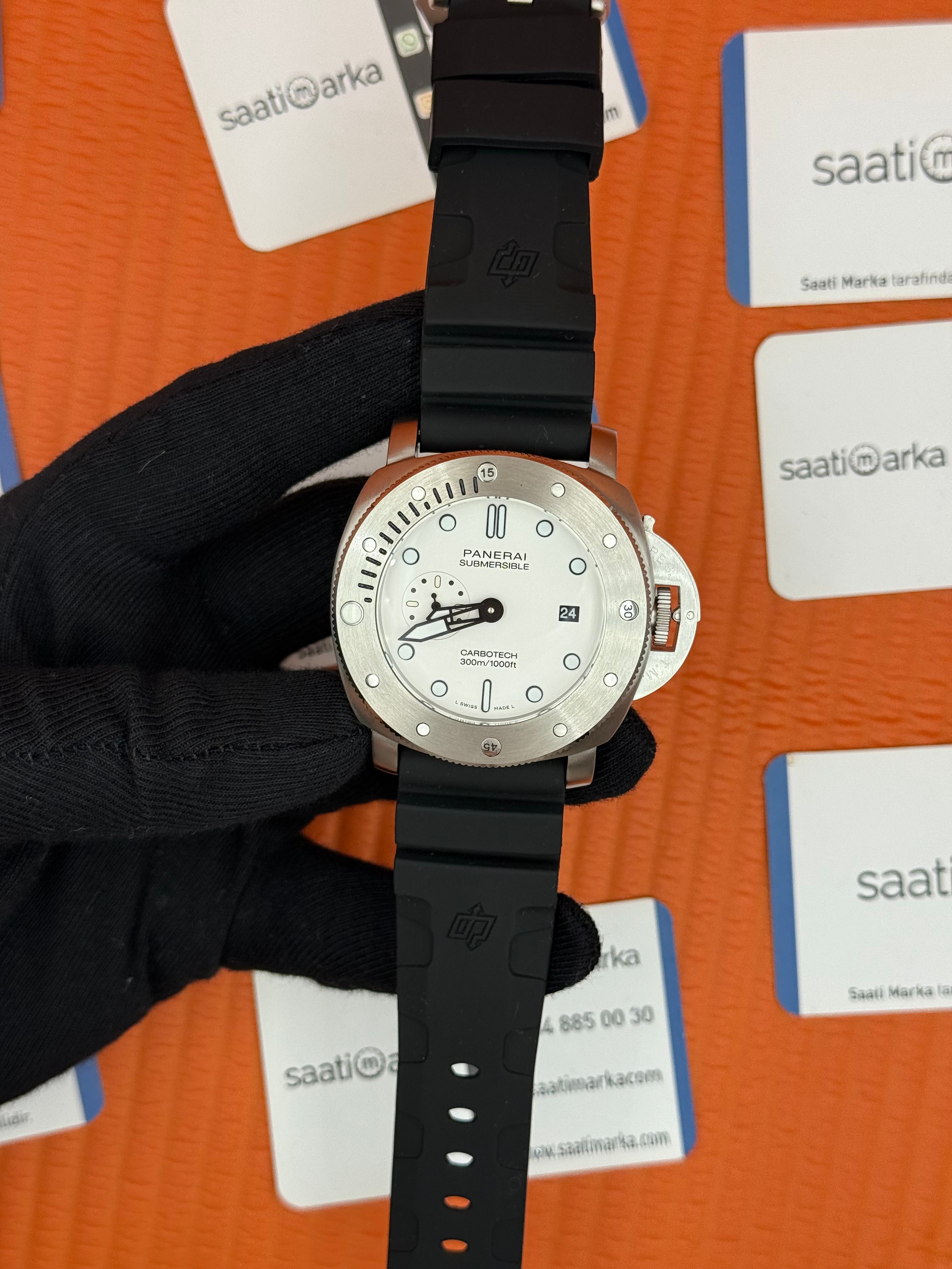 PANERAI submerisible carbotec 300m siyah kauçuk kordon beyaz kadran silver kasa 