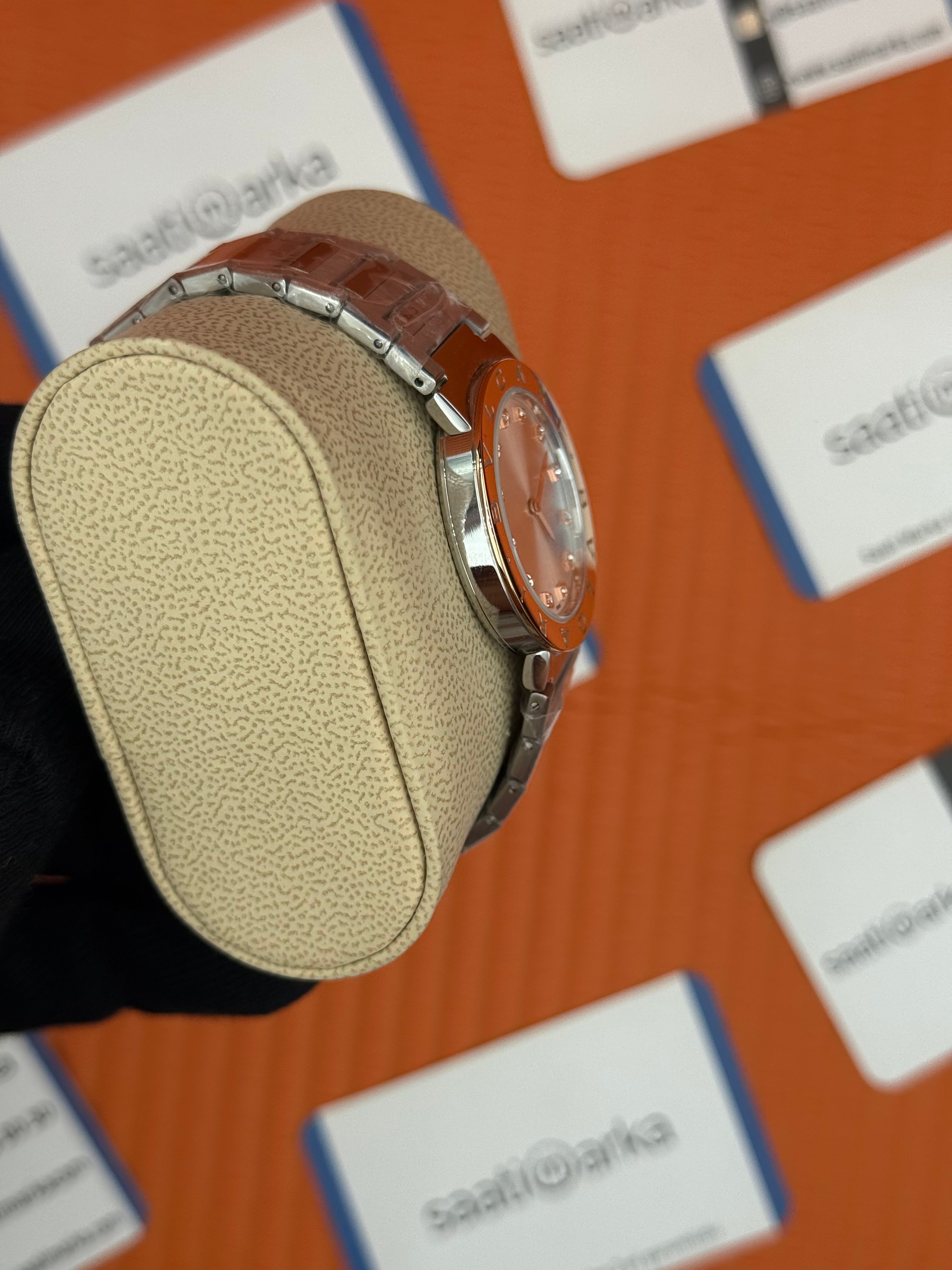 BVLGARI beyaz kadran rose yazılı bezel silver kasa kordon kadın kol saati
